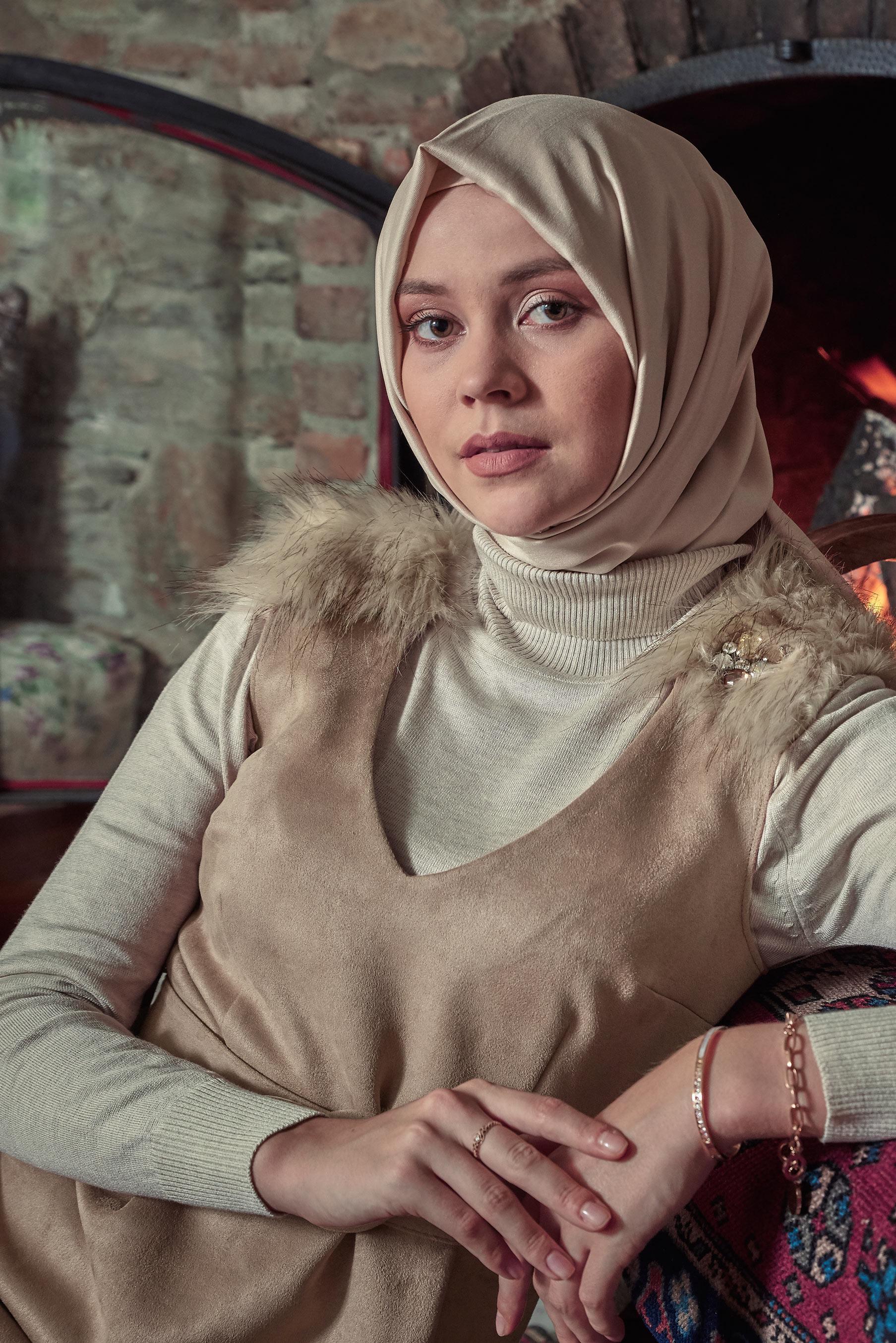 Tesettür giyim BEJ OMUZLARI KÜRK DETAYLI SÜET JİLE 41119 