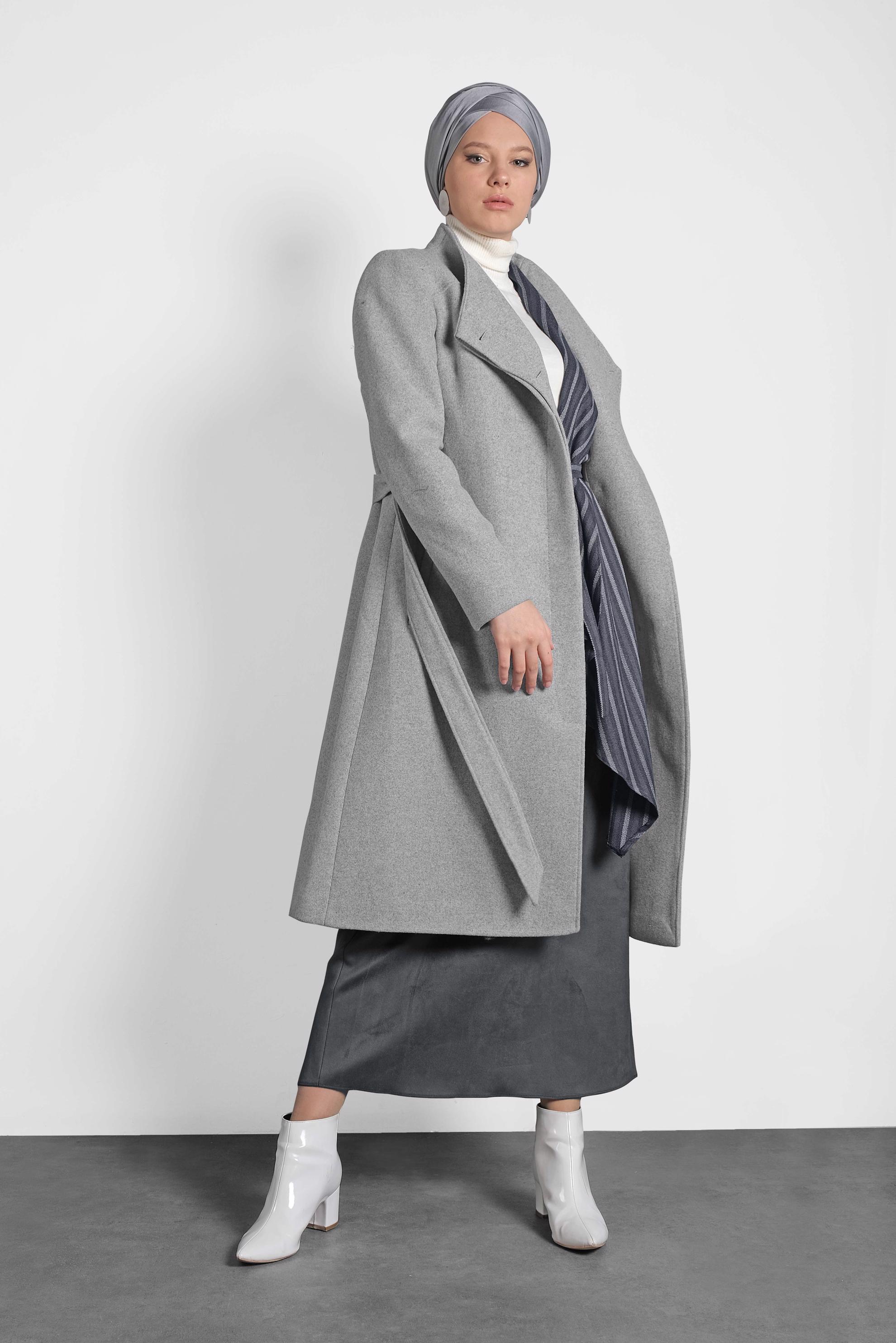 Tesettür giyim GRİ HAKİM YAKA KUŞAKLI KABAN 90009 