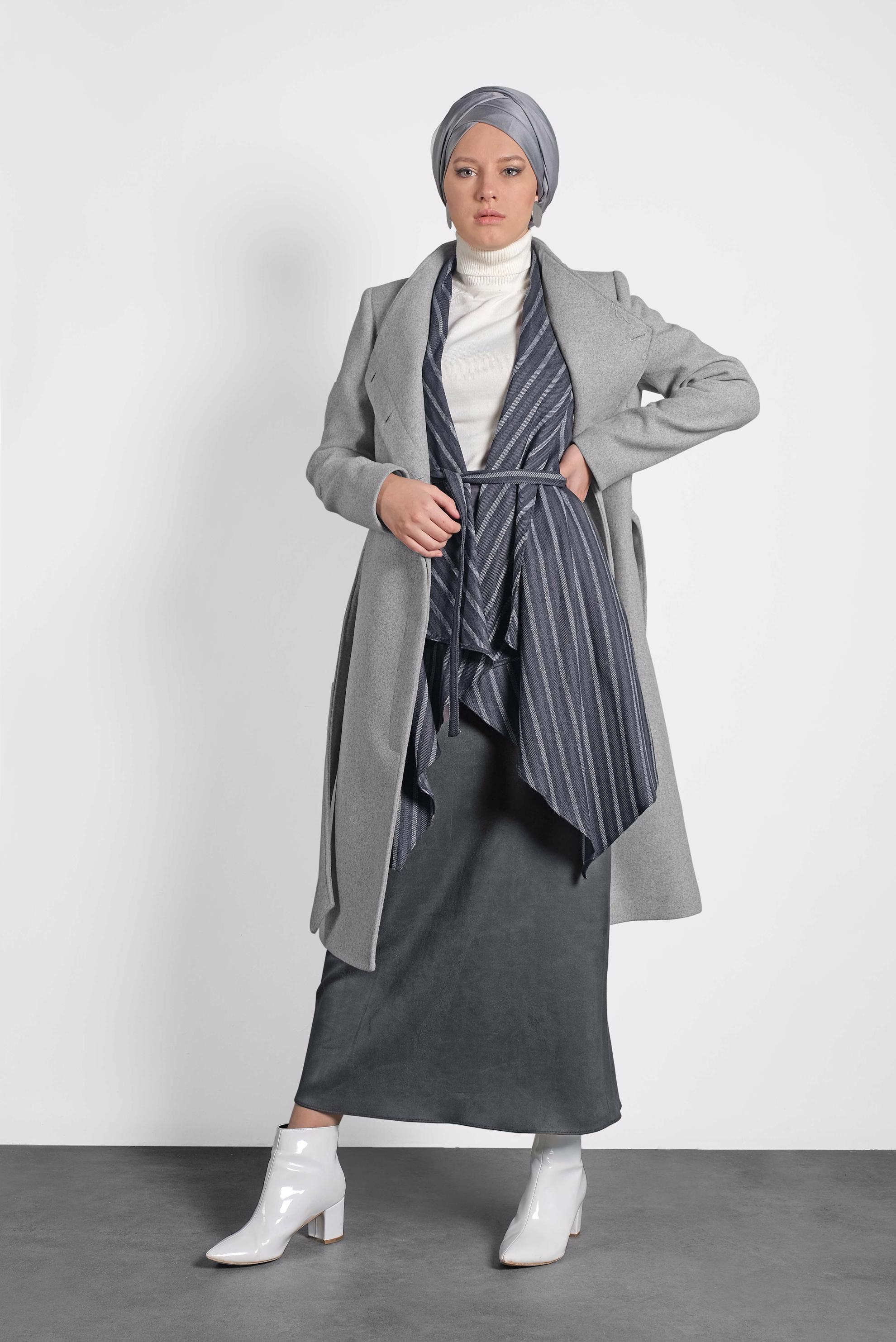 Tesettür giyim GRİ HAKİM YAKA KUŞAKLI KABAN 90009 
