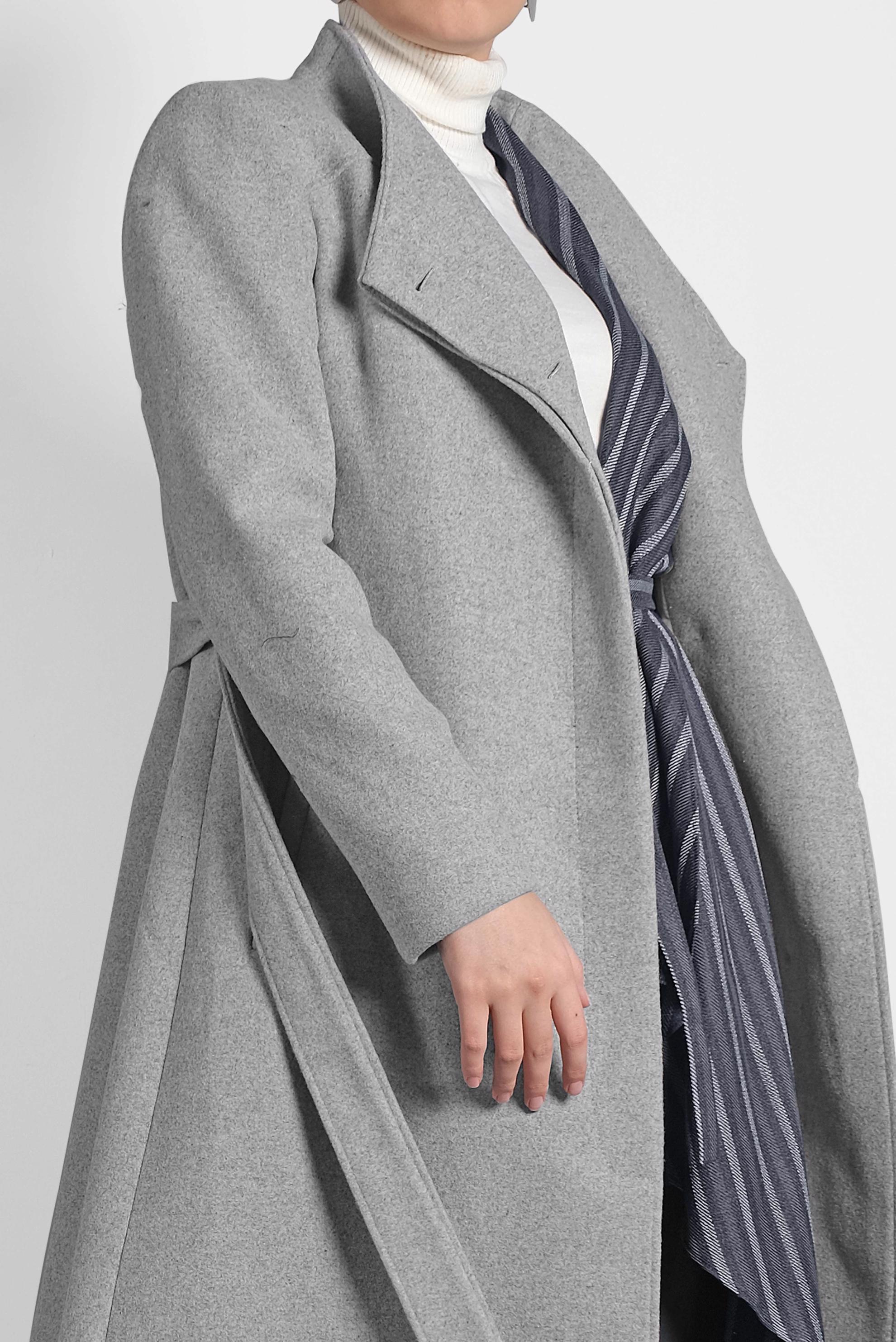 Tesettür giyim GRİ HAKİM YAKA KUŞAKLI KABAN 90009 