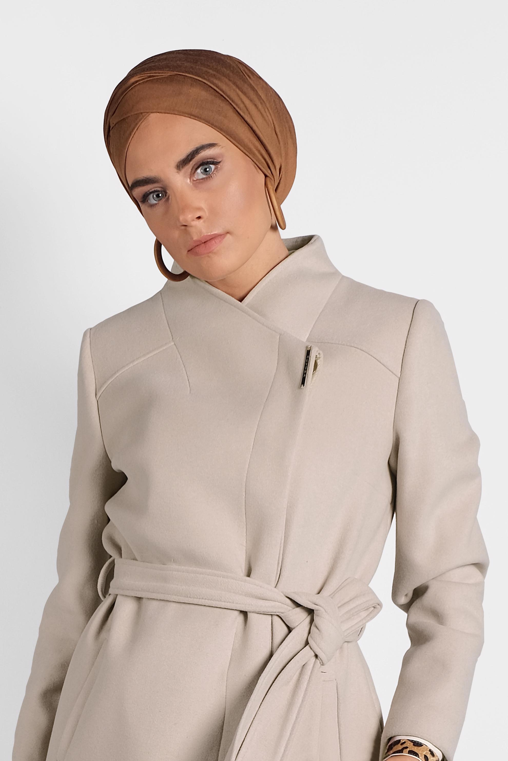 Tesettür giyim BEJ HAKİM YAKA KUŞAKLI KABAN 90009 