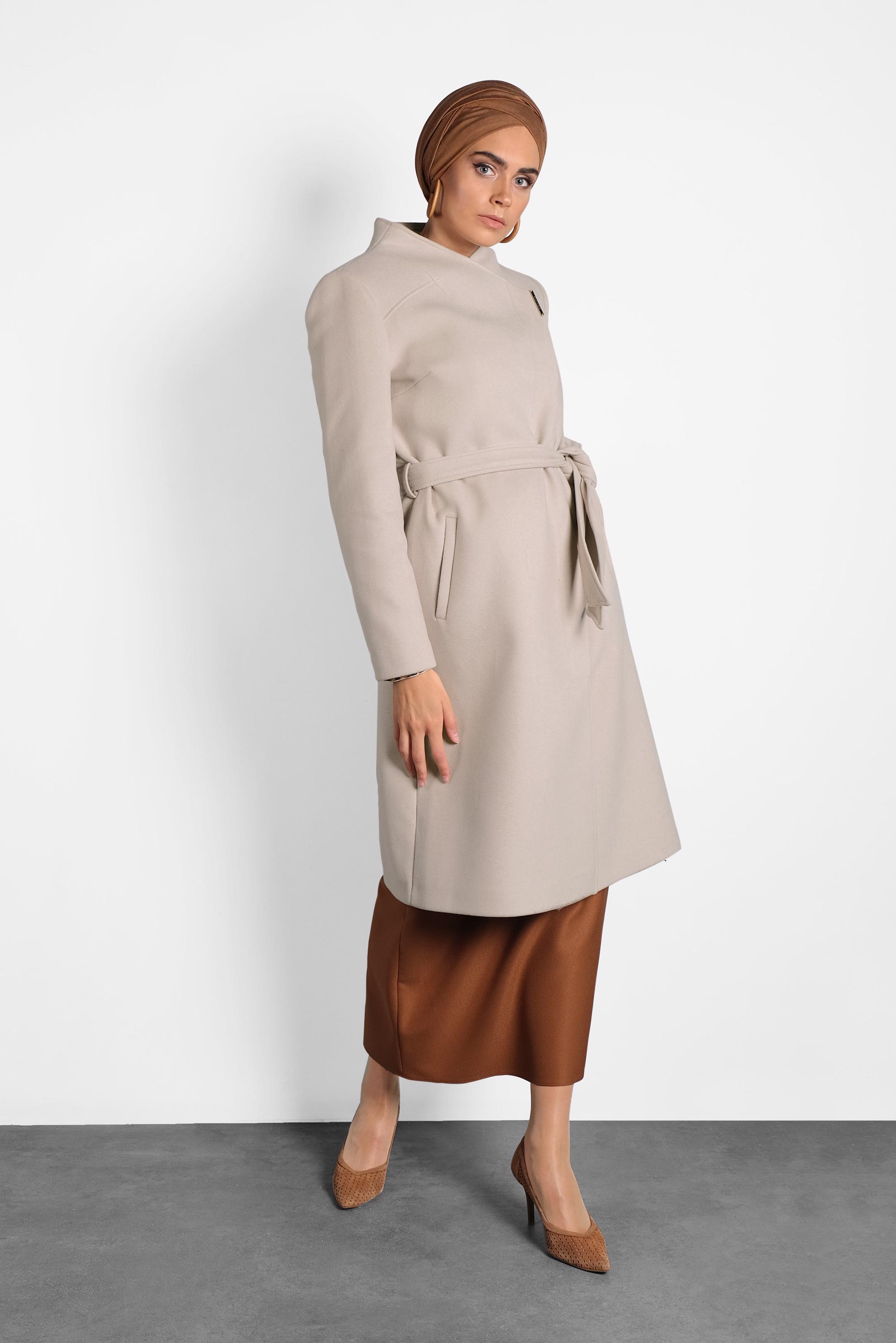 Tesettür giyim BEJ HAKİM YAKA KUŞAKLI KABAN 90009 