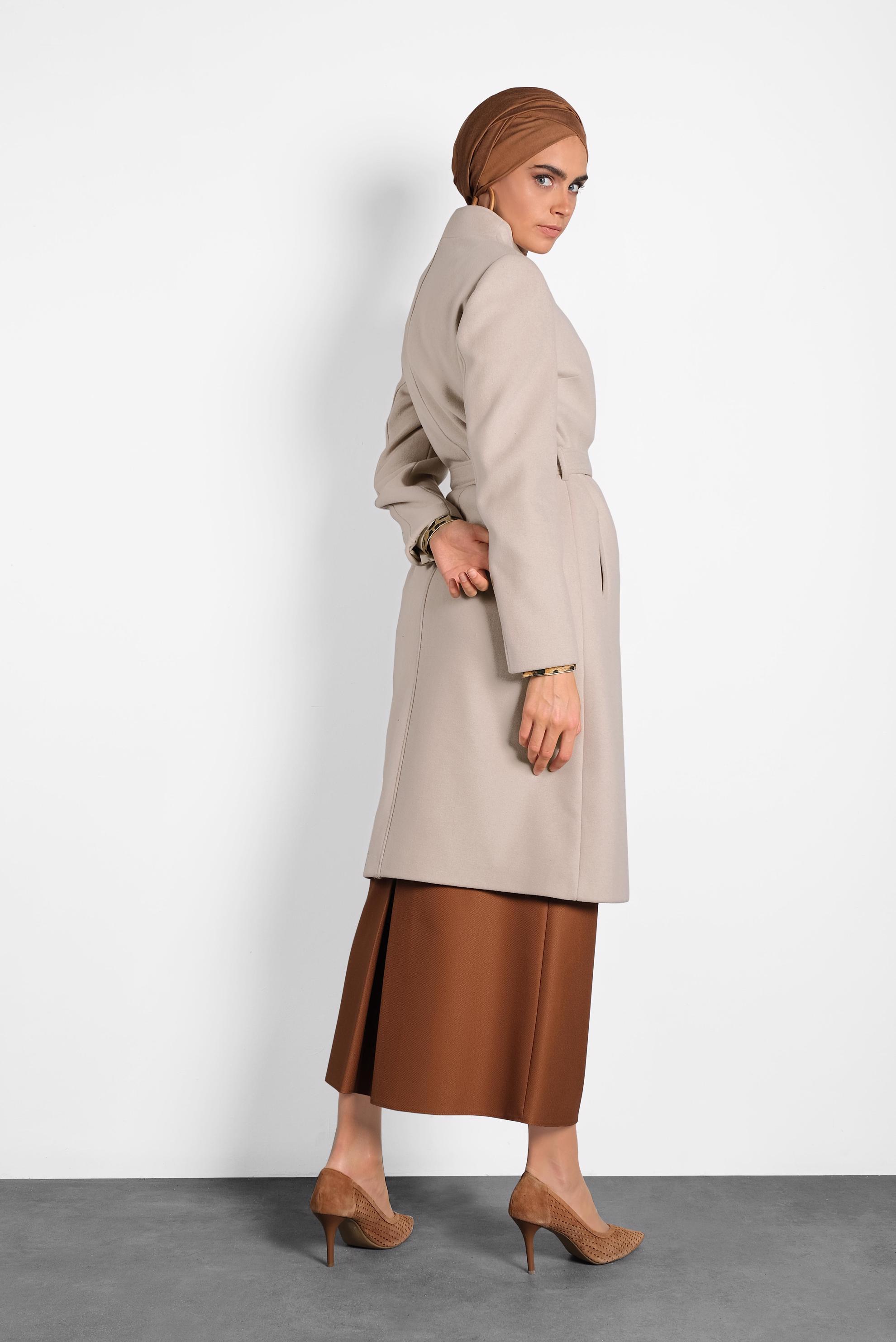 Tesettür giyim BEJ HAKİM YAKA KUŞAKLI KABAN 90009 