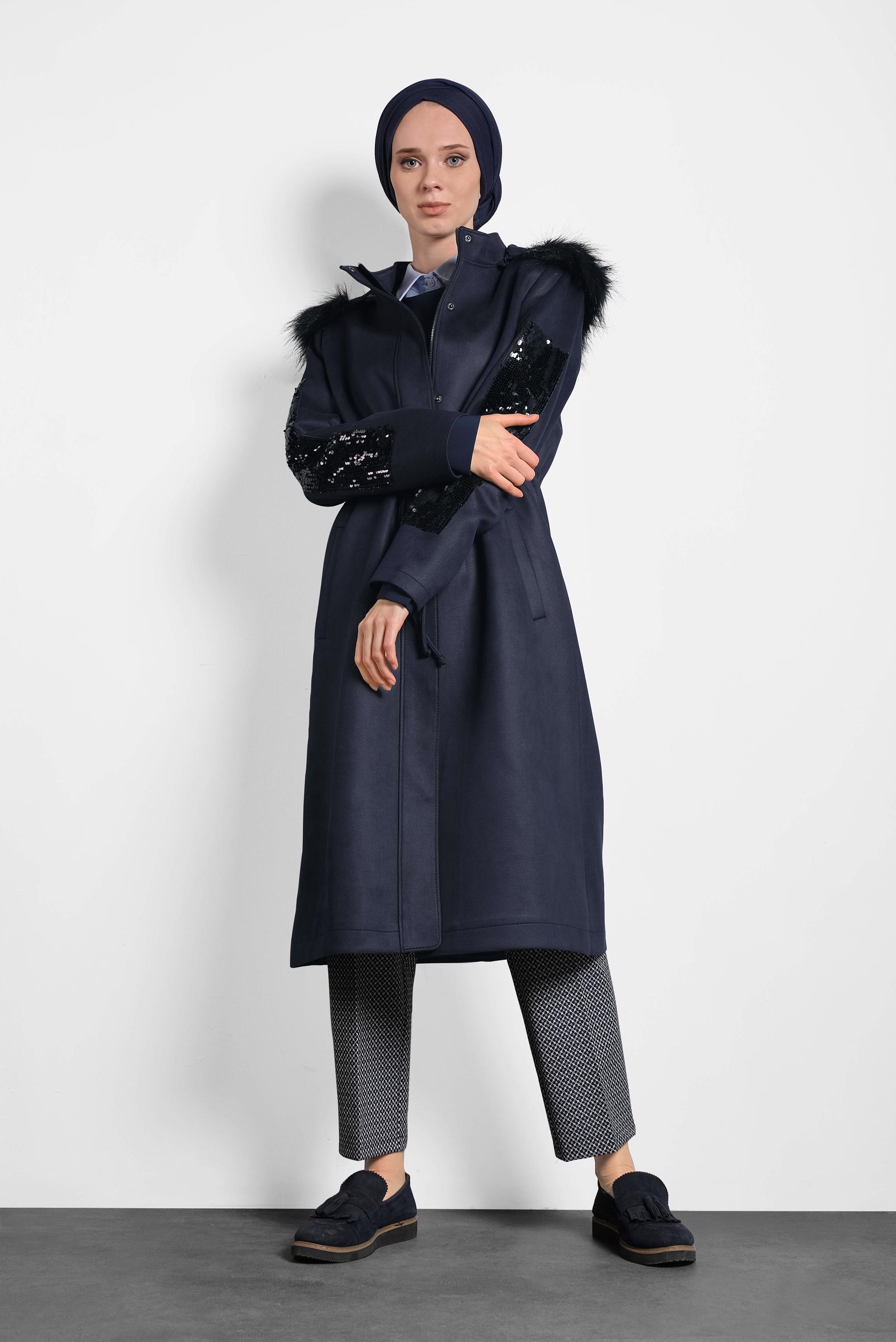 Tesettür giyim LACİVERT KOLLARI PUL PAYET KÜRKLÜ KAPÜŞONLU GABARDİN KABAN 90010 