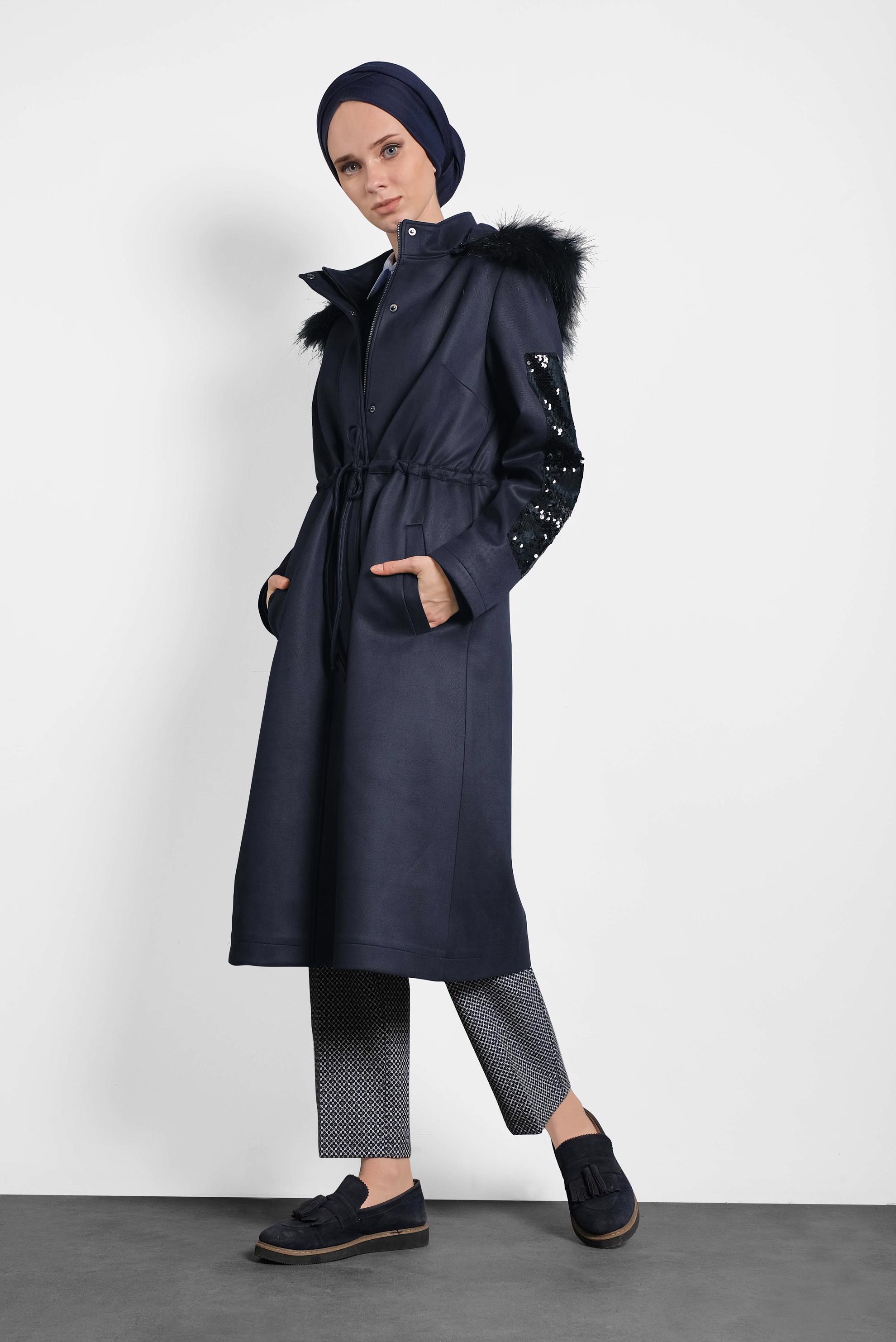 Tesettür giyim LACİVERT KOLLARI PUL PAYET KÜRKLÜ KAPÜŞONLU GABARDİN KABAN 90010 