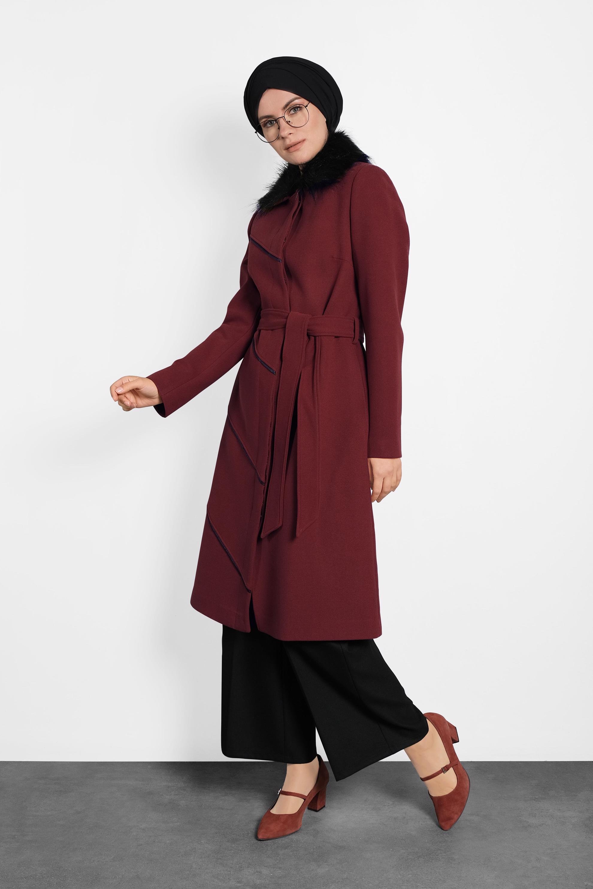 Tesettür giyim BORDO YAKASI KÜRKLÜ KUŞAKLI KABAN 90016 