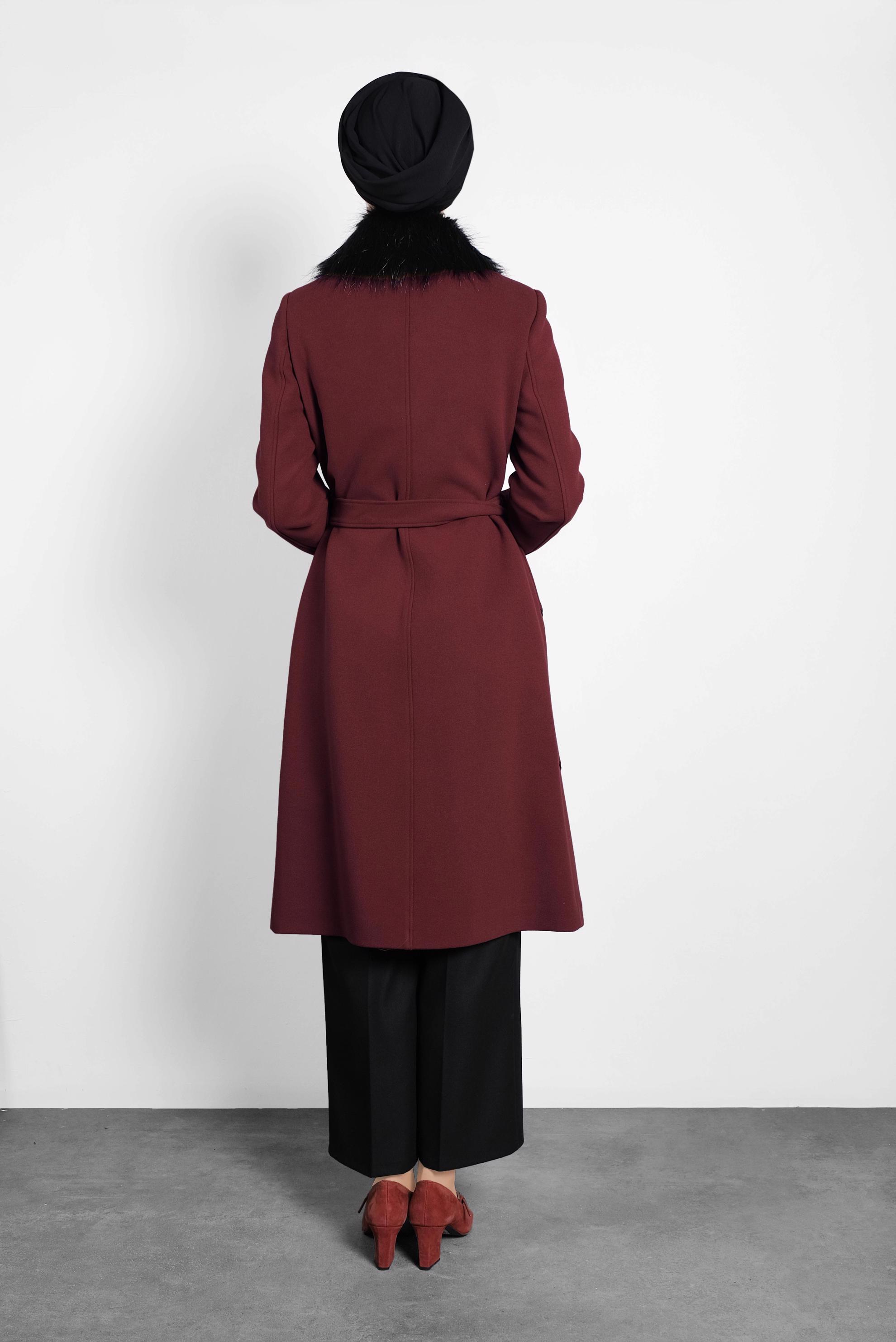 Tesettür giyim BORDO YAKASI KÜRKLÜ KUŞAKLI KABAN 90016 