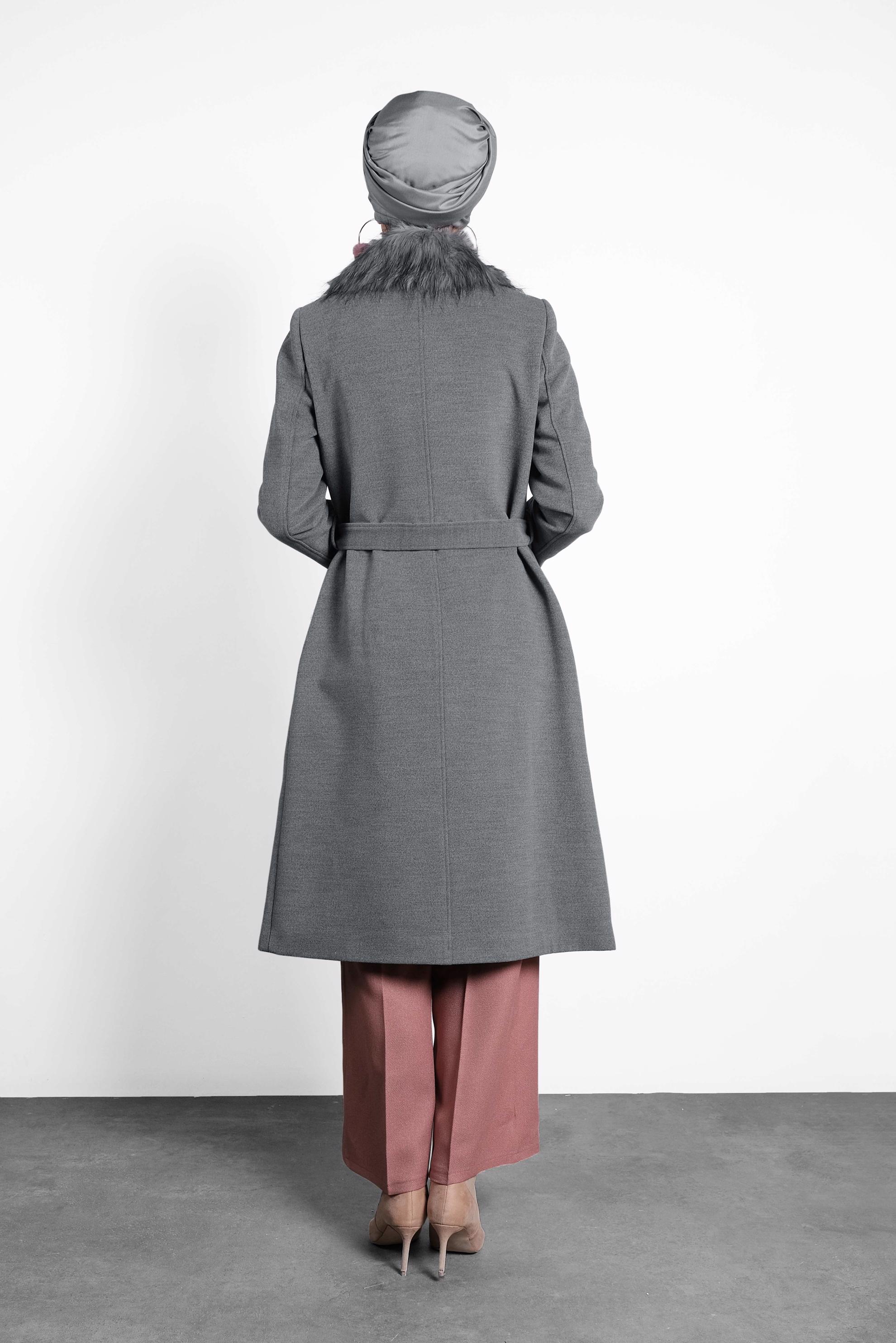 Tesettür giyim GRİ YAKASI KÜRKLÜ KUŞAKLI KABAN 90016 