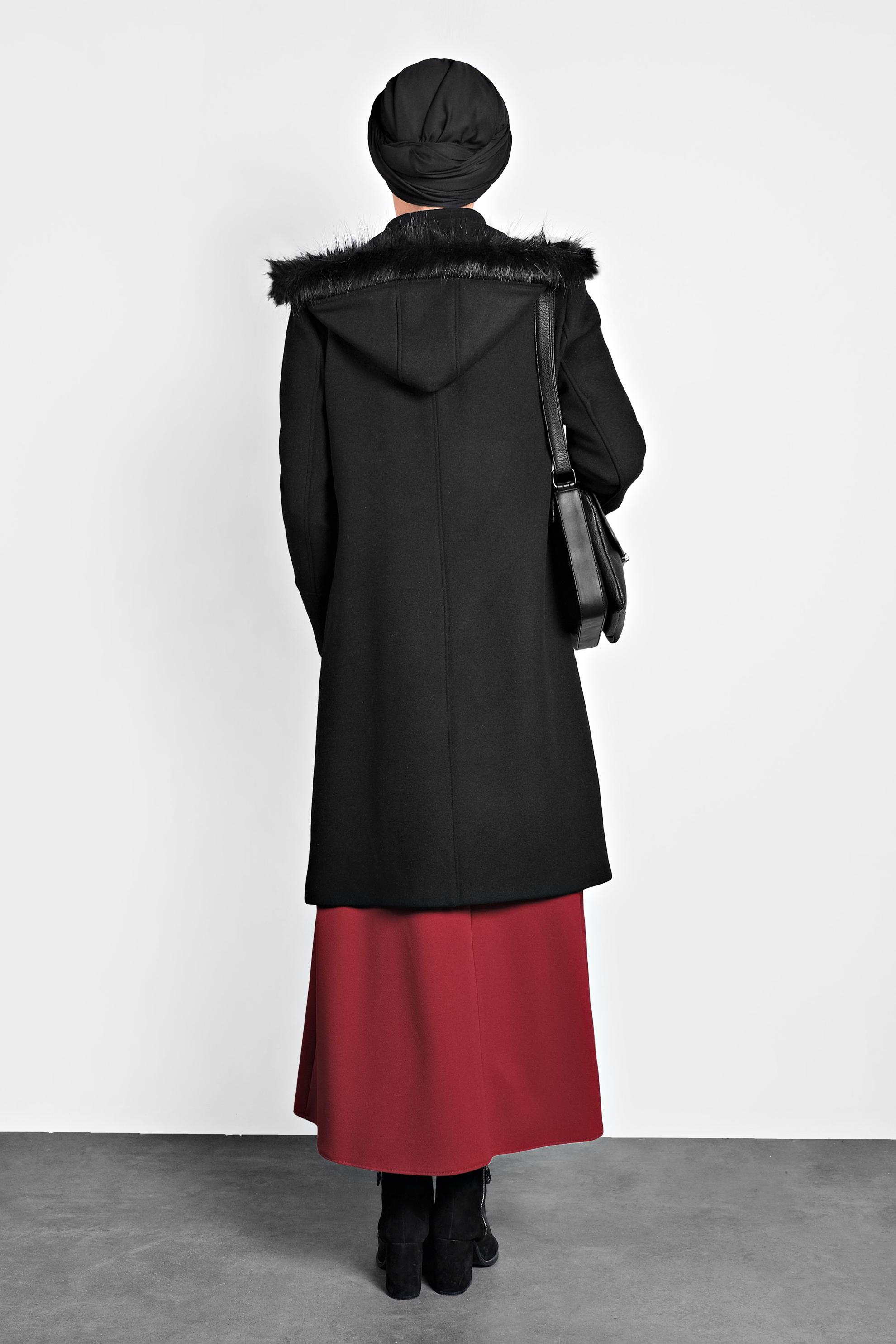 Tesettür giyim SİYAH KAPÜŞONU KÜRKLÜ KABAN 90022 