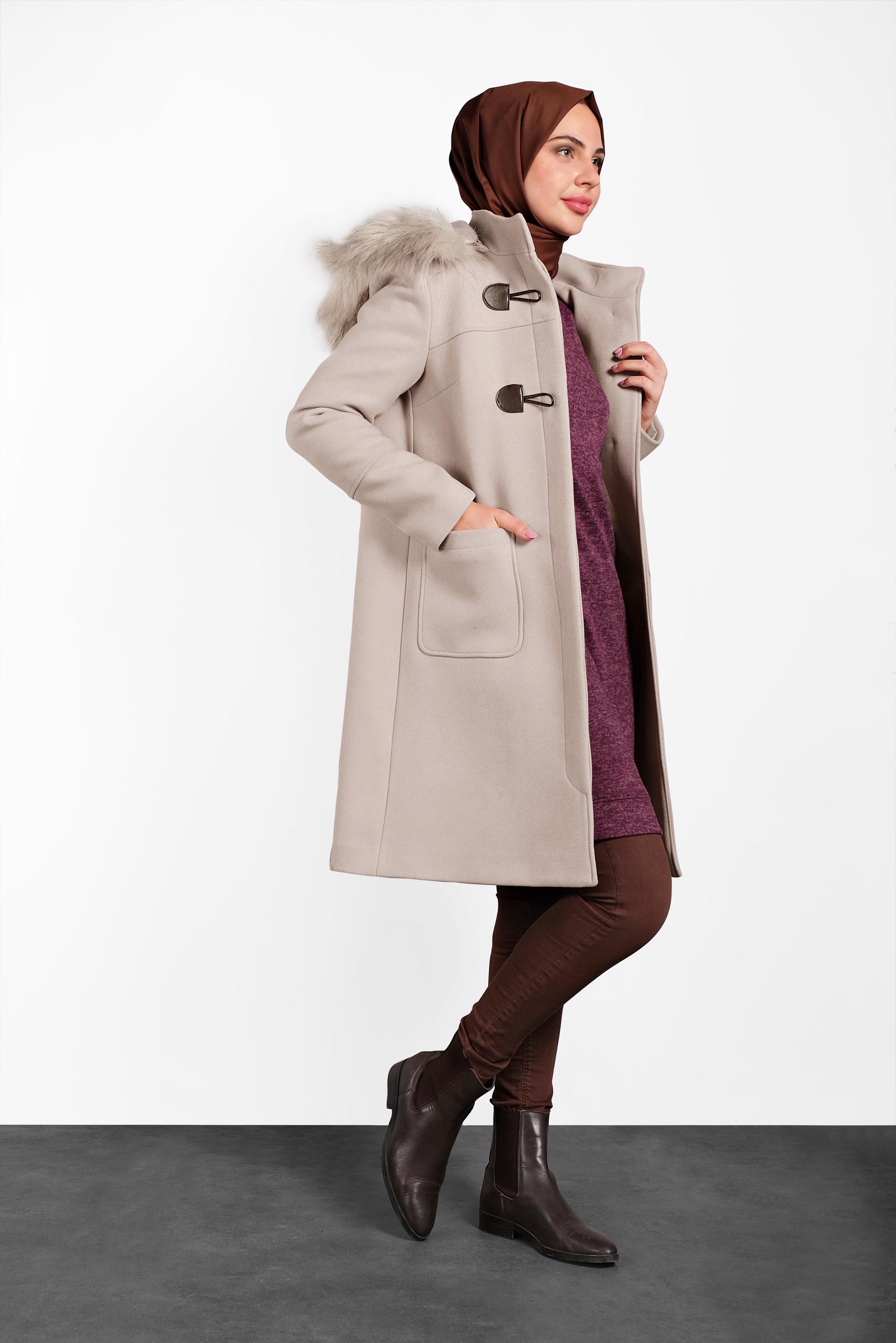 Tesettür giyim BEJ KAPÜŞONU KÜRKLÜ KABAN 90022 