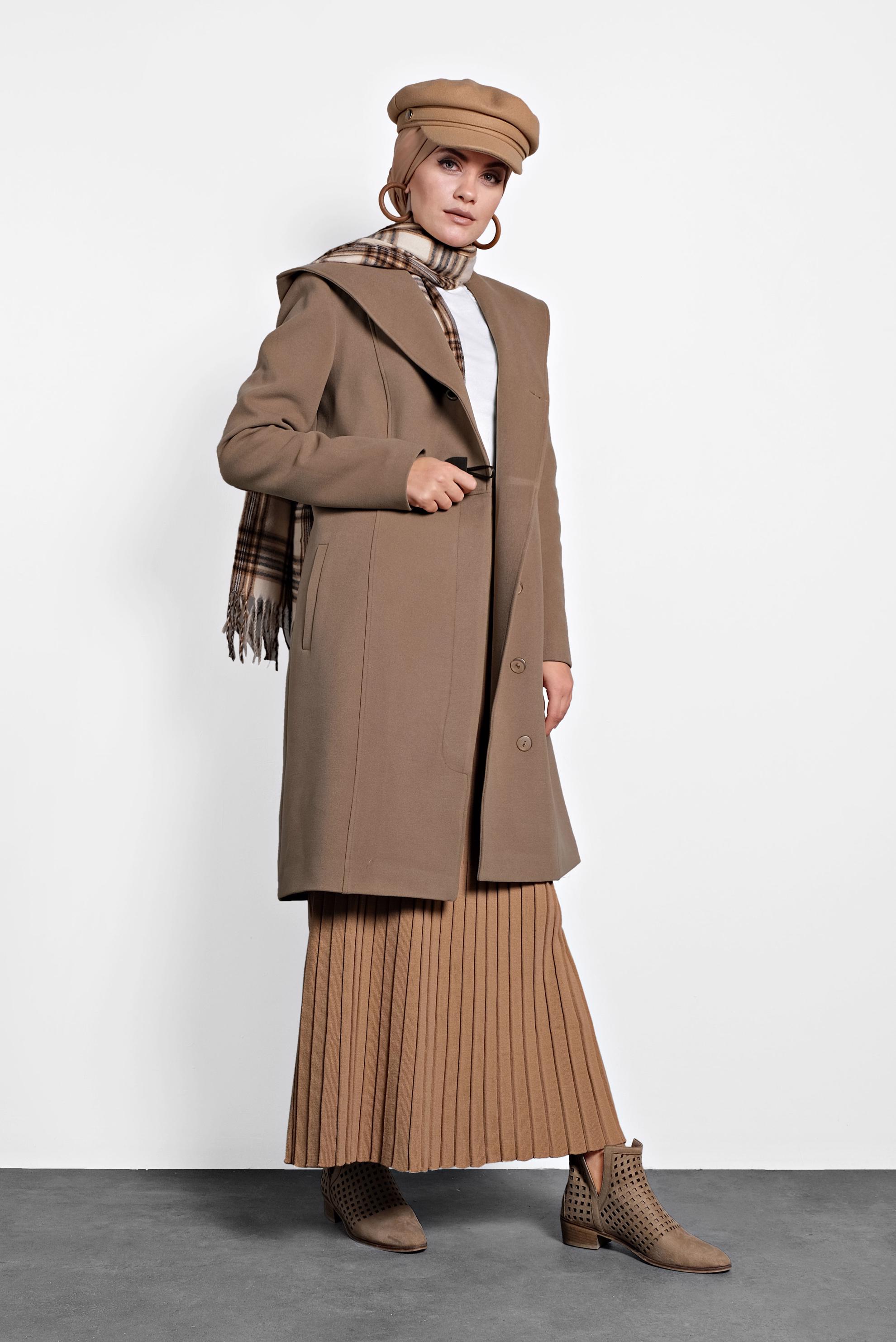 Tesettür giyim KAHVE DÜĞMELİ KAPÜŞONLU KABAN 90025 