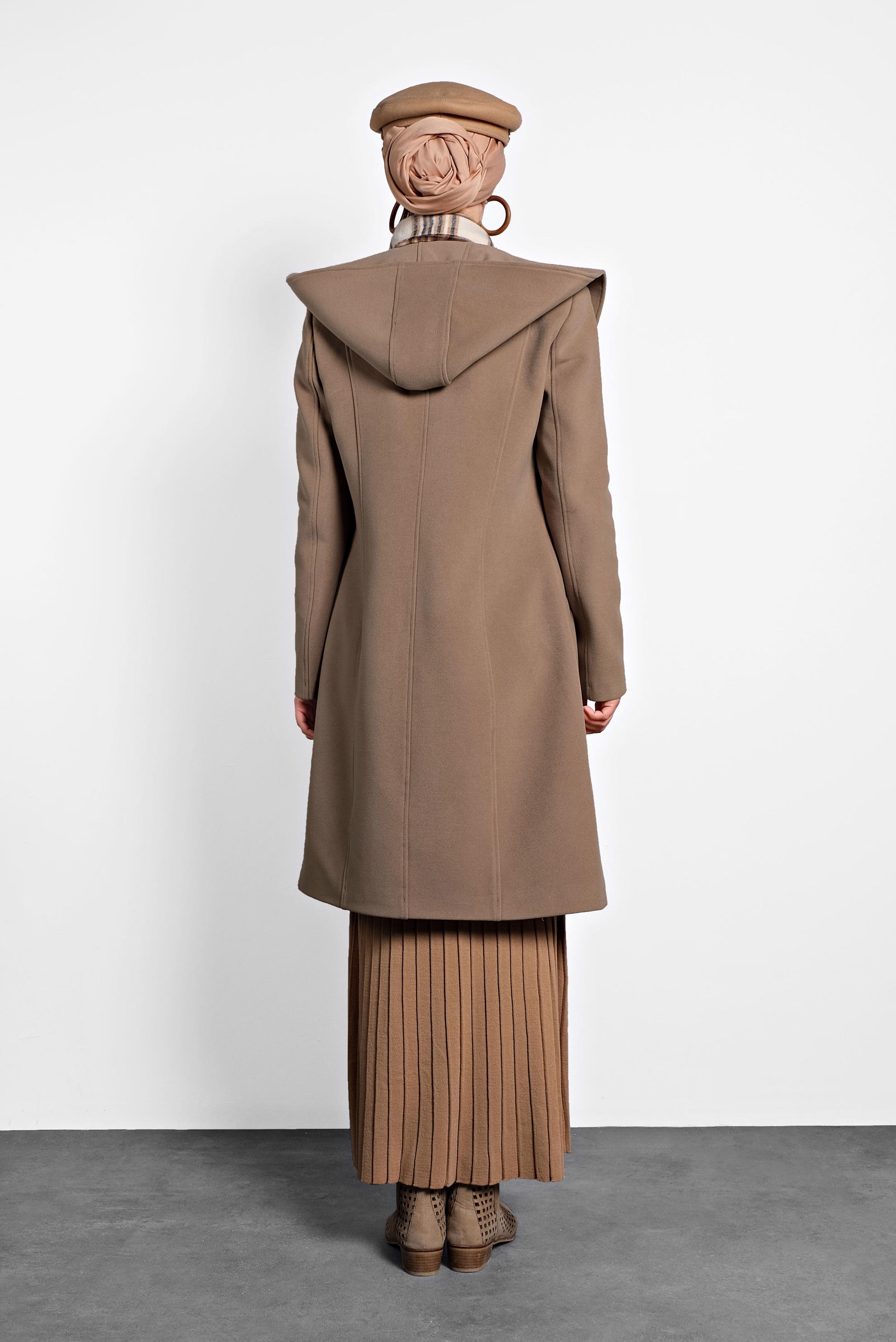 Tesettür giyim KAHVE DÜĞMELİ KAPÜŞONLU KABAN 90025 