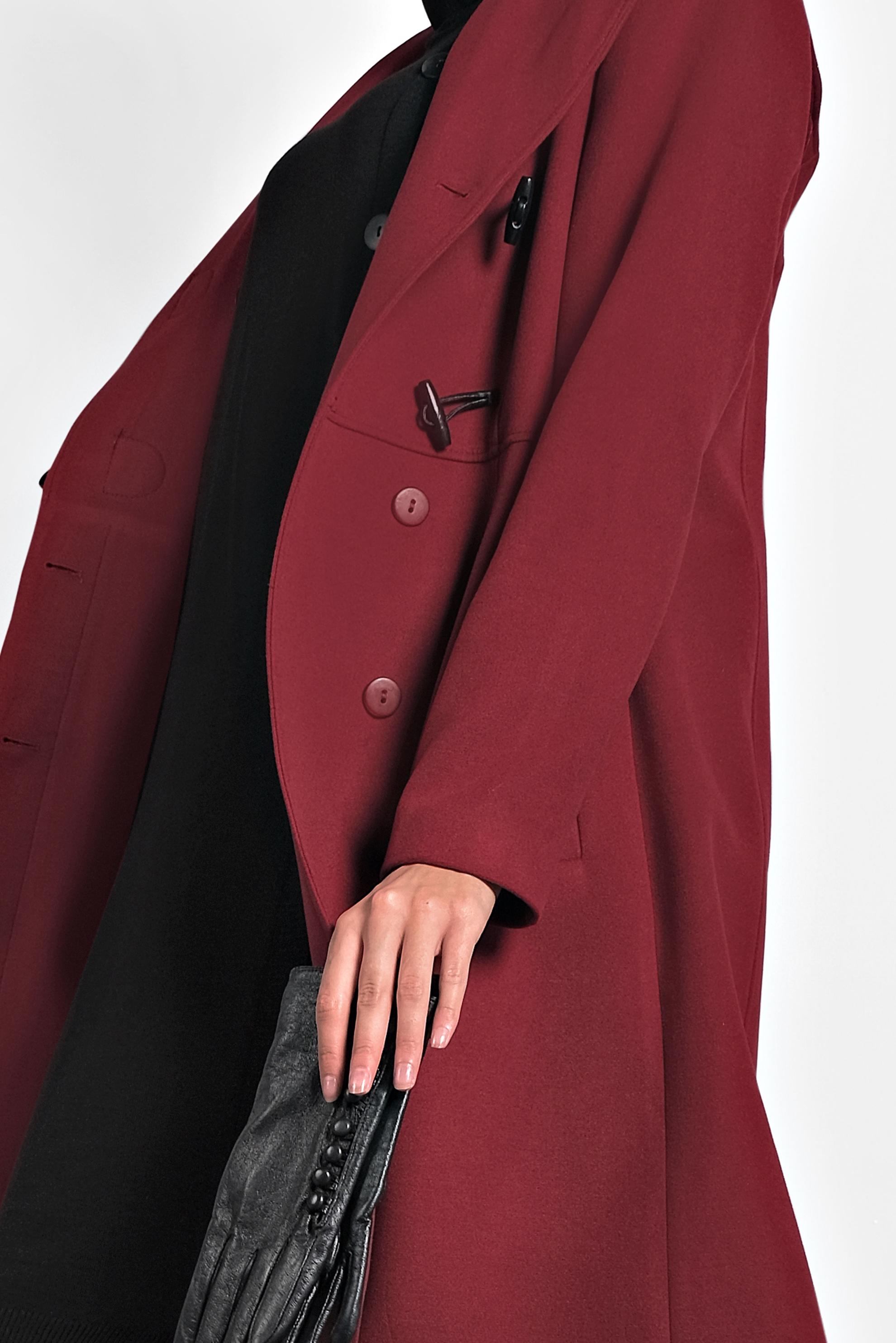 Tesettür giyim BORDO DÜĞMELİ KAPÜŞONLU KABAN 90025 