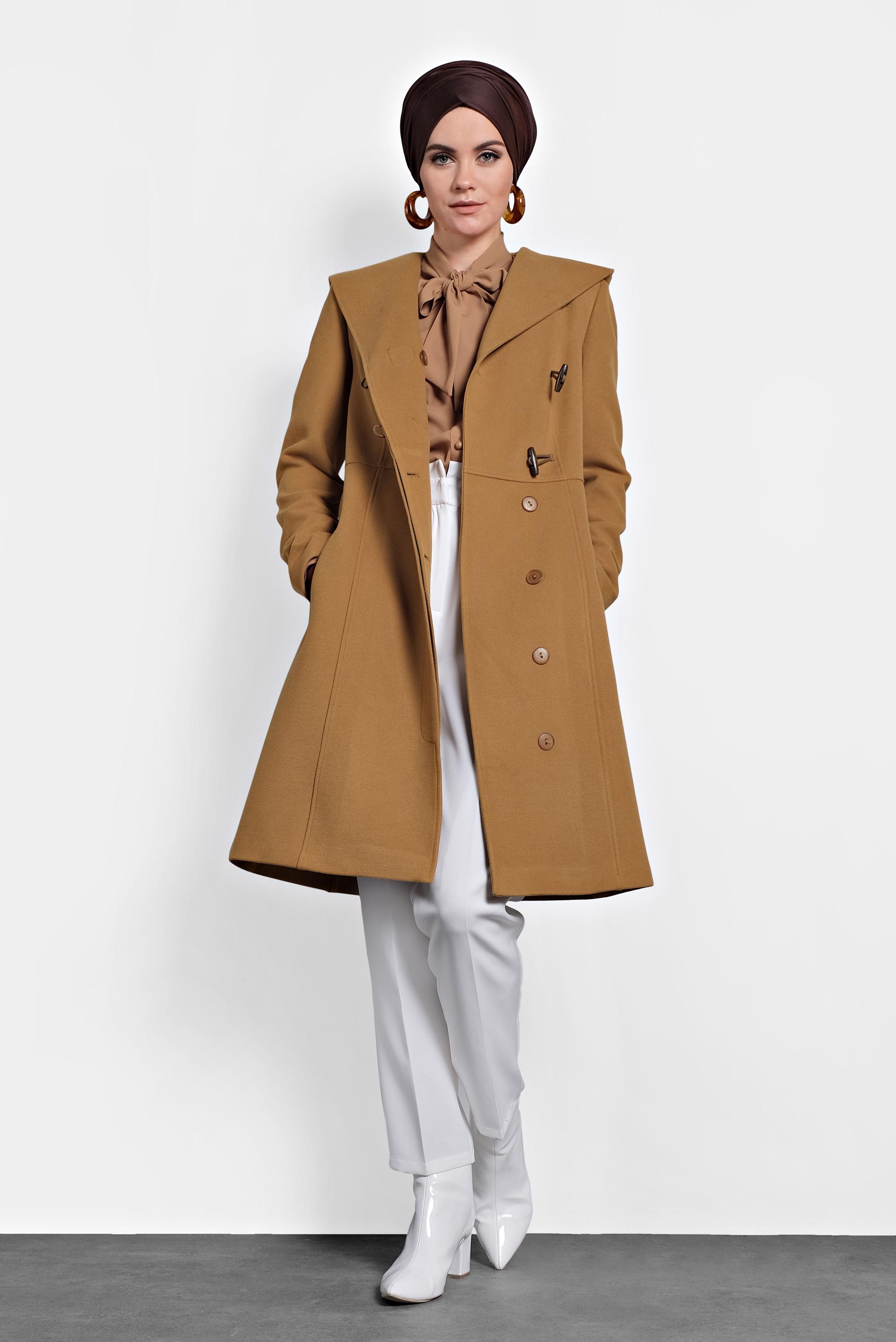 Tesettür giyim SARI DÜĞMELİ KAPÜŞONLU KABAN 90025 