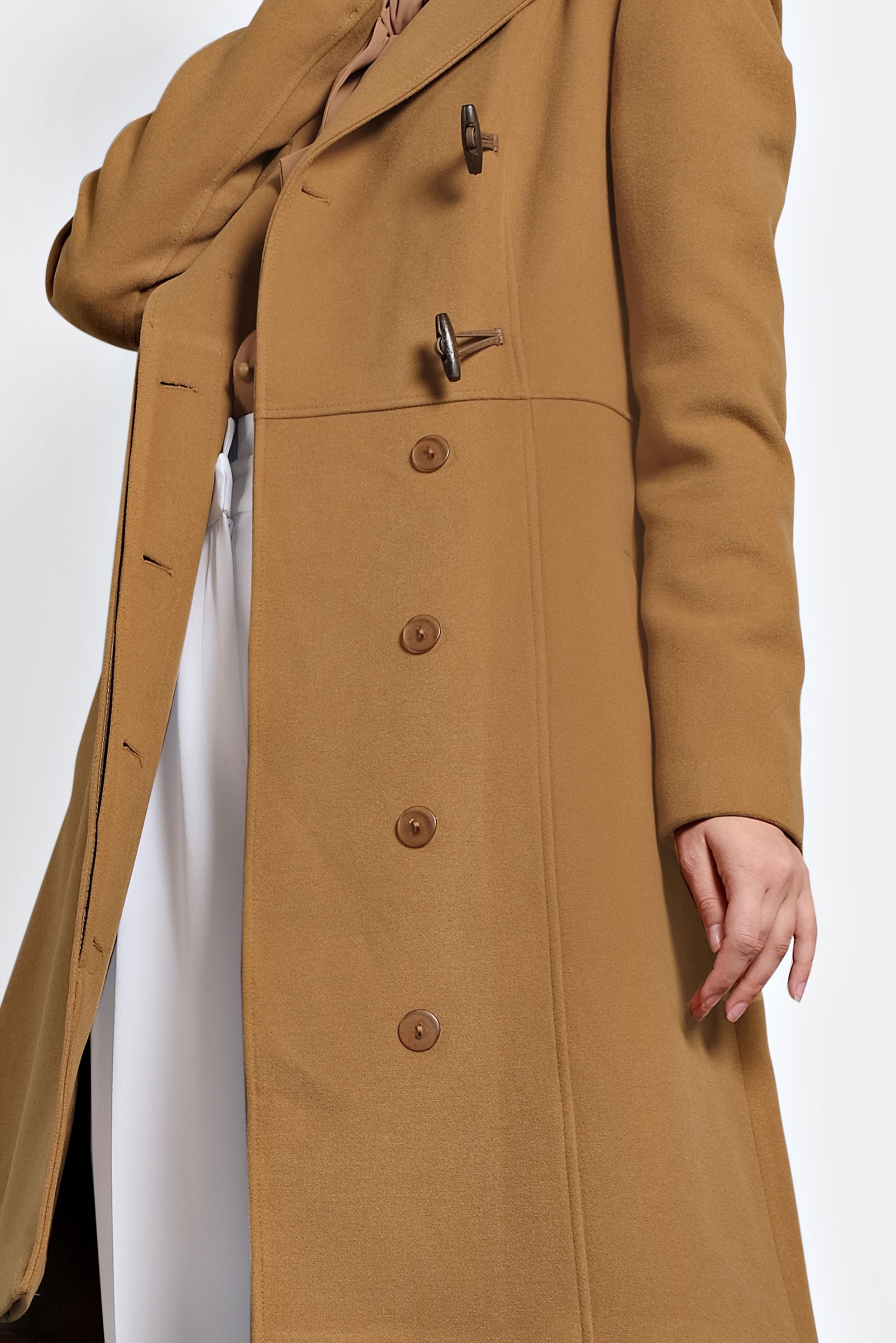 Tesettür giyim SARI DÜĞMELİ KAPÜŞONLU KABAN 90025 