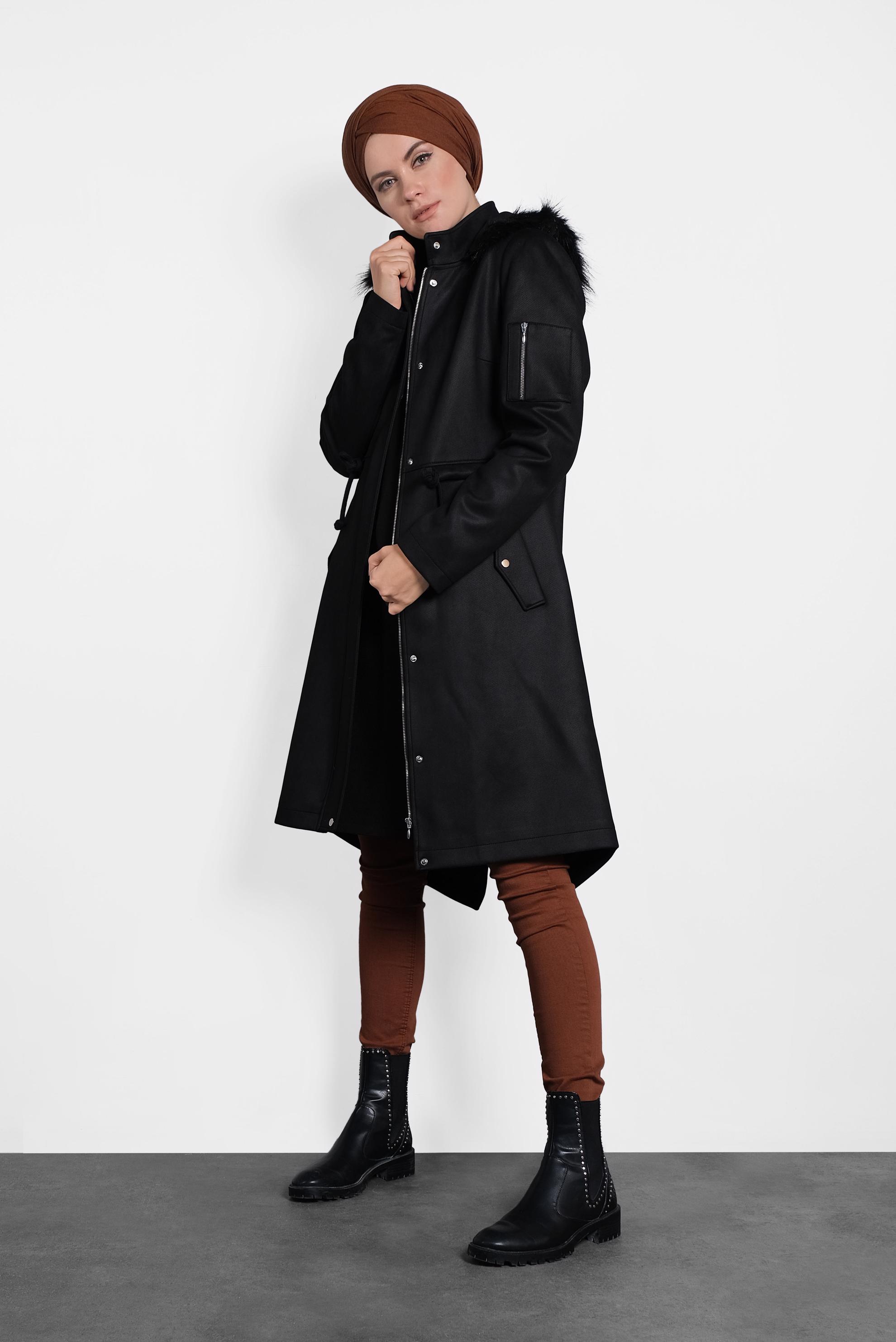 Tesettür giyim SİYAH KÜRKLÜ KAPÜŞONLU BELİ BAĞCIKLI KABAN 90028 