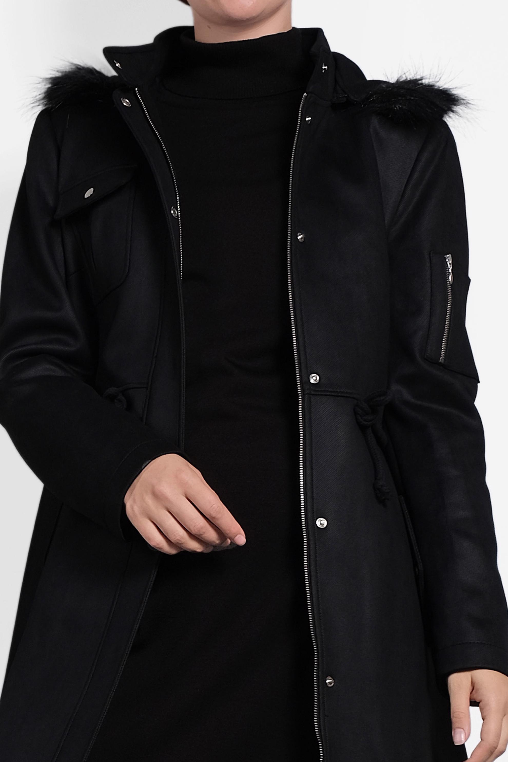 Tesettür giyim SİYAH KÜRKLÜ KAPÜŞONLU BELİ BAĞCIKLI KABAN 90028 