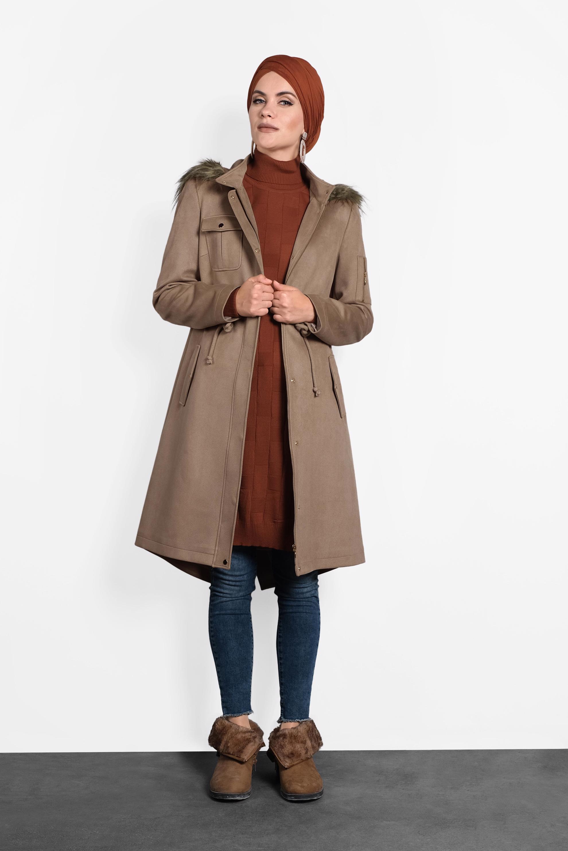 Tesettür giyim BEJ KÜRKLÜ KAPÜŞONLU BELİ BAĞCIKLI KABAN 90028 