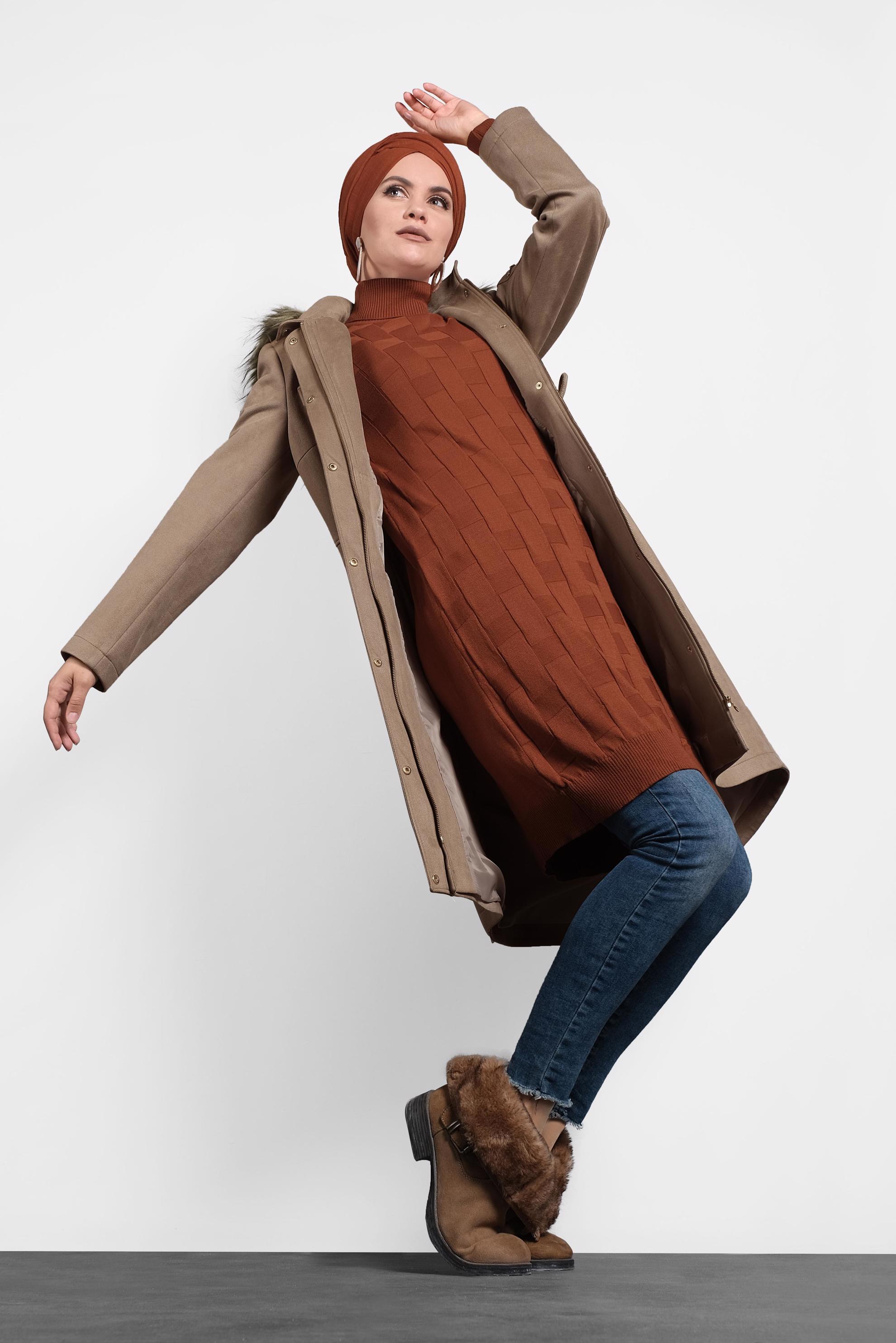 Tesettür giyim BEJ KÜRKLÜ KAPÜŞONLU BELİ BAĞCIKLI KABAN 90028 