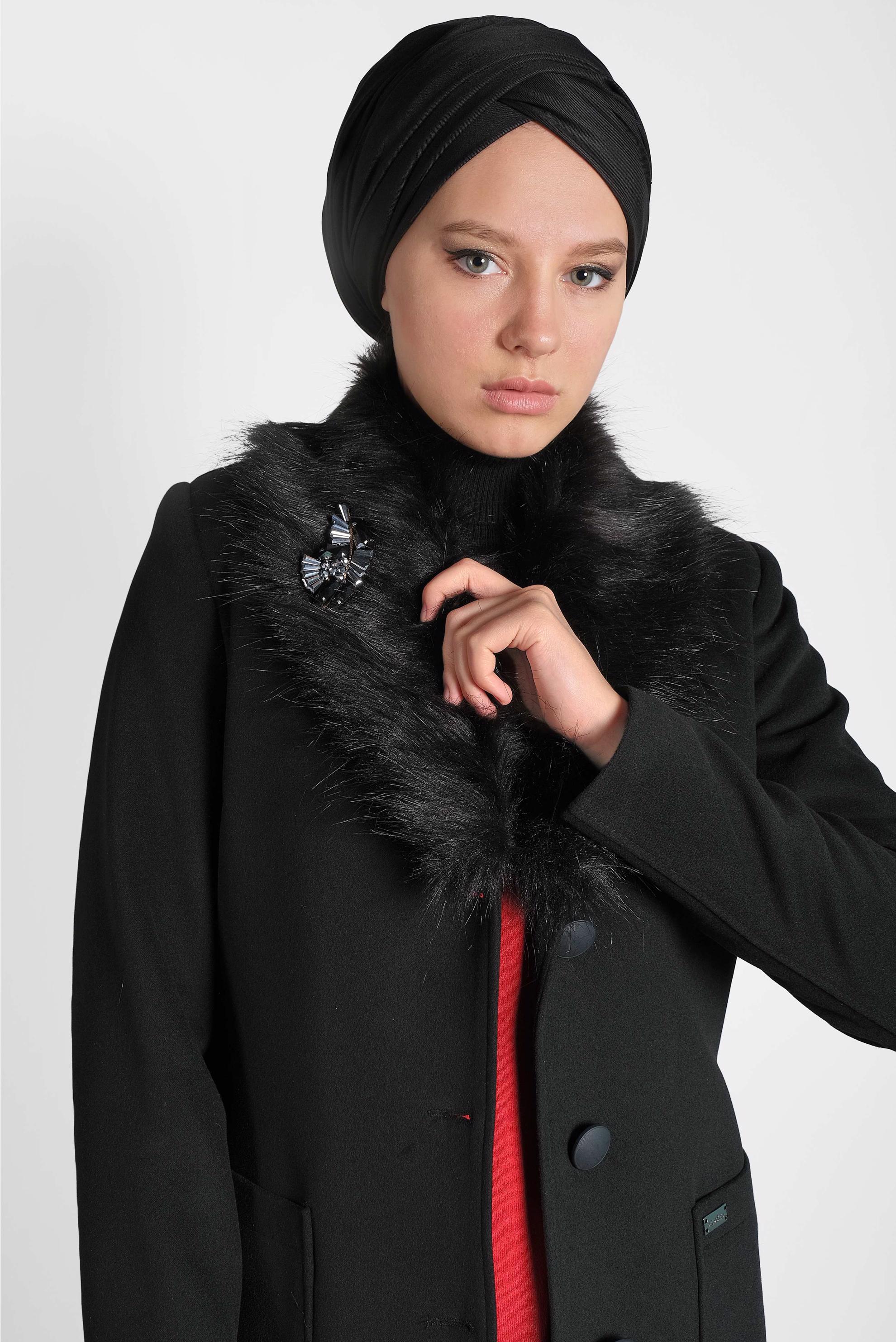 Tesettür giyim SİYAH KUŞAKLI YAKASI SUNİ KÜRK DETAYLI KAŞE KABAN 90031