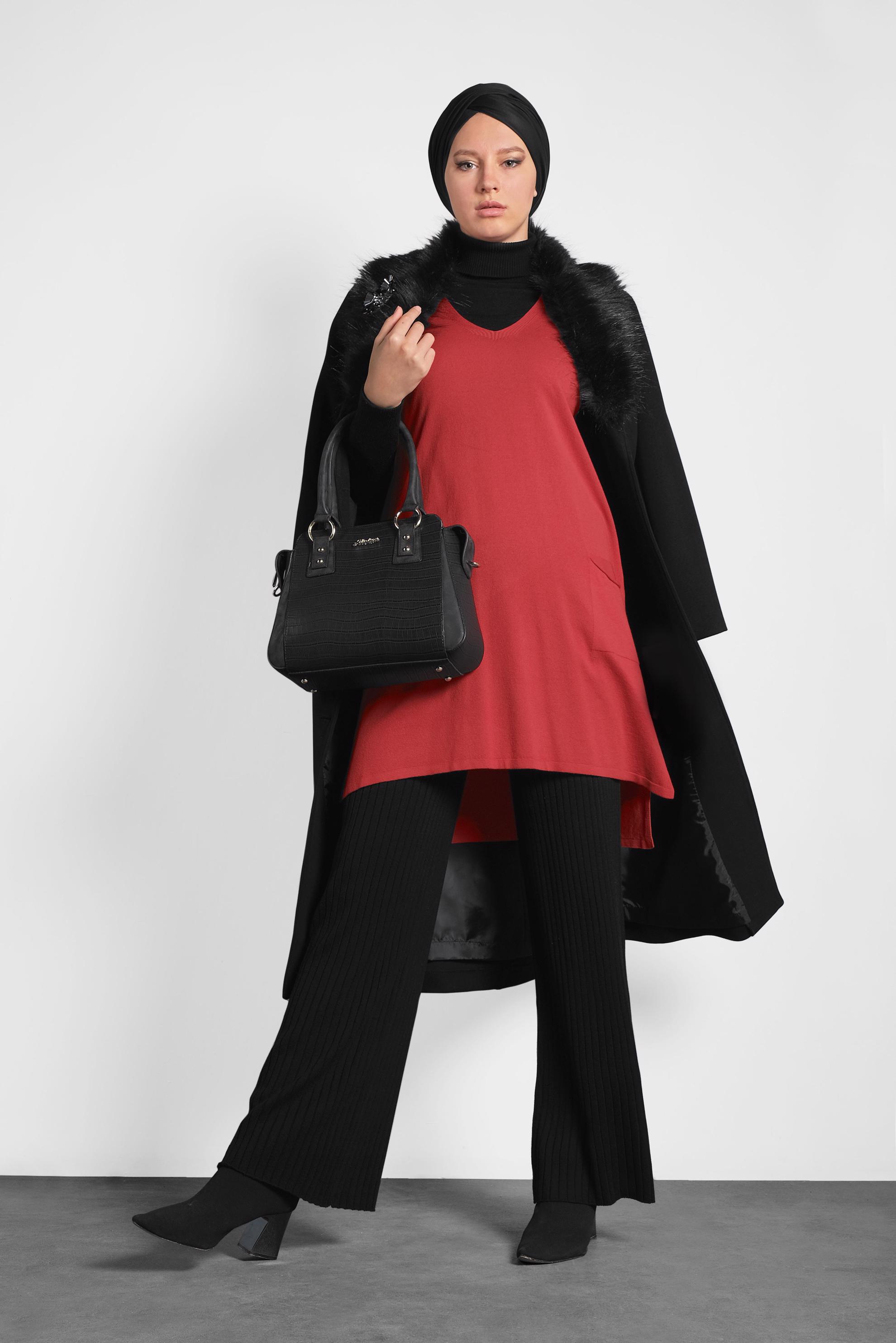 Tesettür giyim SİYAH KUŞAKLI YAKASI SUNİ KÜRK DETAYLI KAŞE KABAN 90031