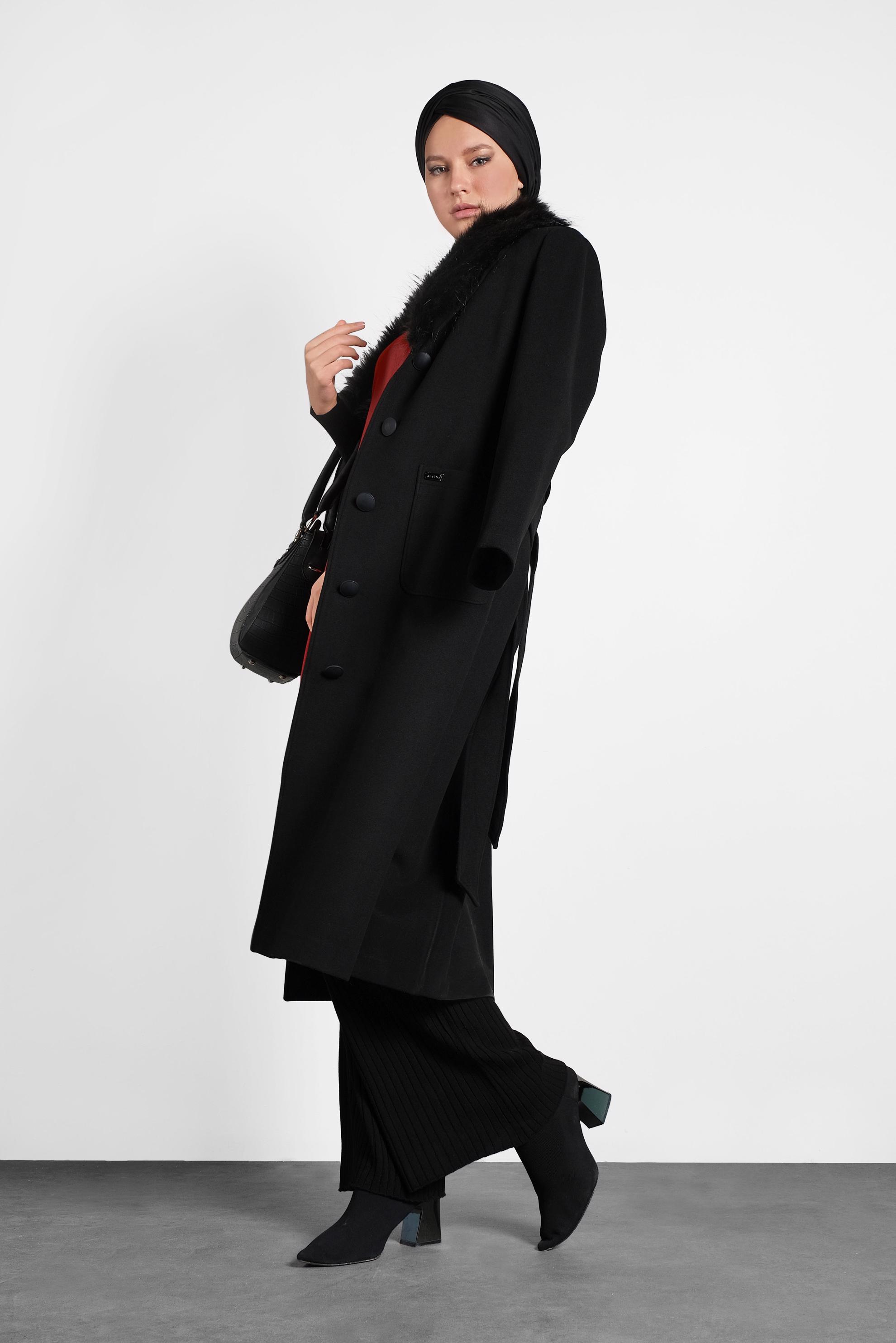 Tesettür giyim SİYAH KUŞAKLI YAKASI SUNİ KÜRK DETAYLI KAŞE KABAN 90031