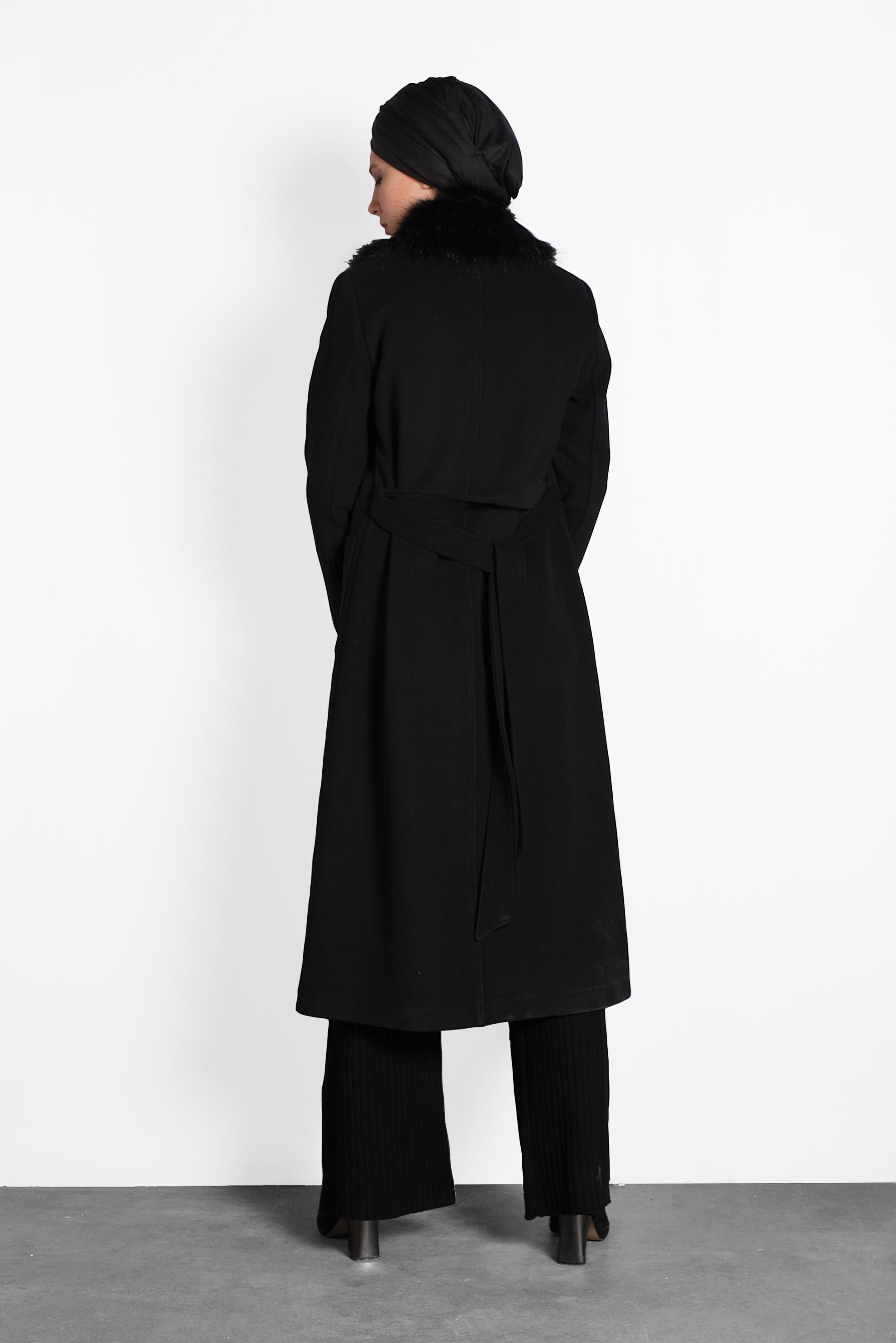 Tesettür giyim SİYAH KUŞAKLI YAKASI SUNİ KÜRK DETAYLI KAŞE KABAN 90031