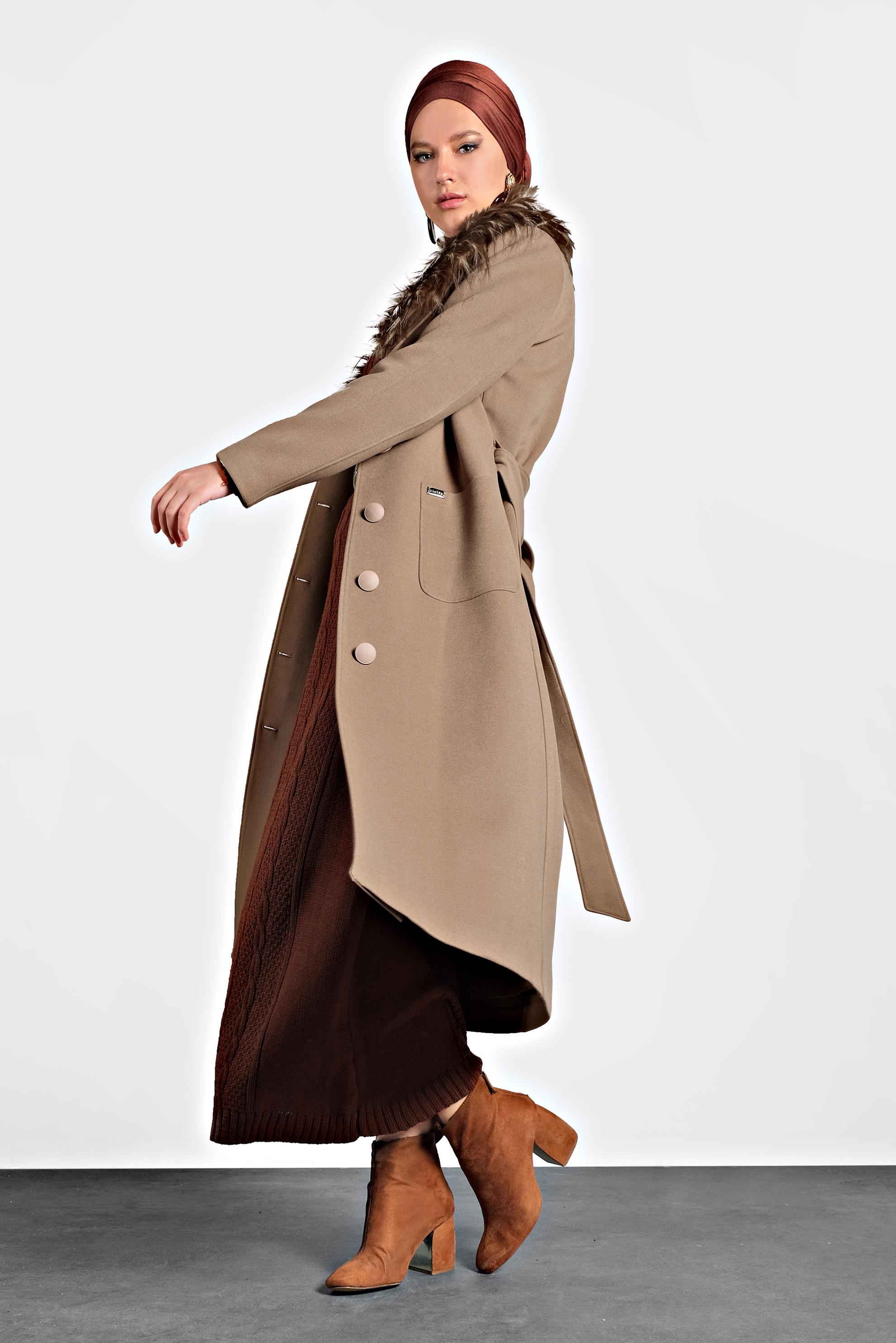 Tesettür giyim KAHVE KUŞAKLI YAKASI SUNİ KÜRK DETAYLI KAŞE KABAN 90031