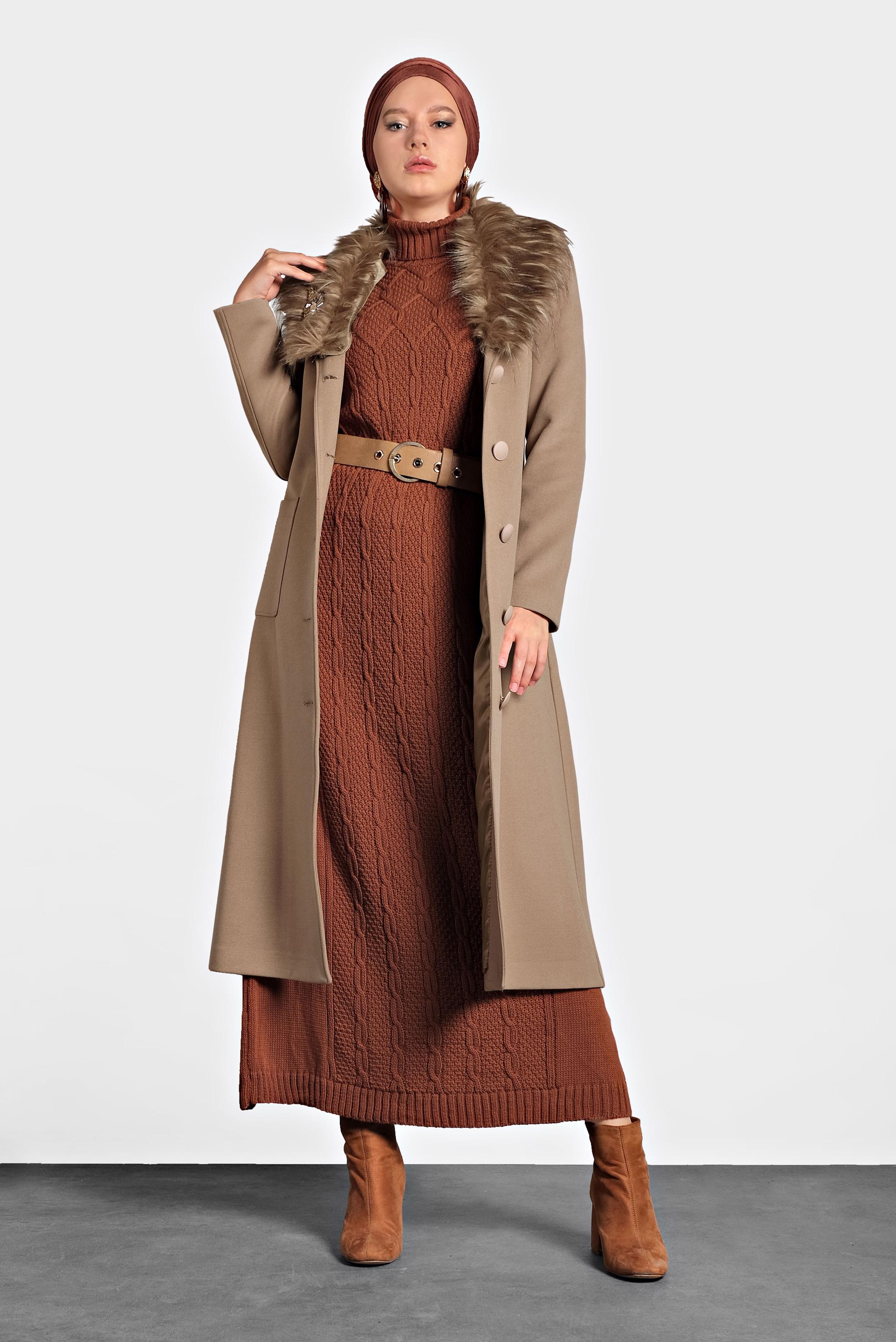 Tesettür giyim KAHVE KUŞAKLI YAKASI SUNİ KÜRK DETAYLI KAŞE KABAN 90031