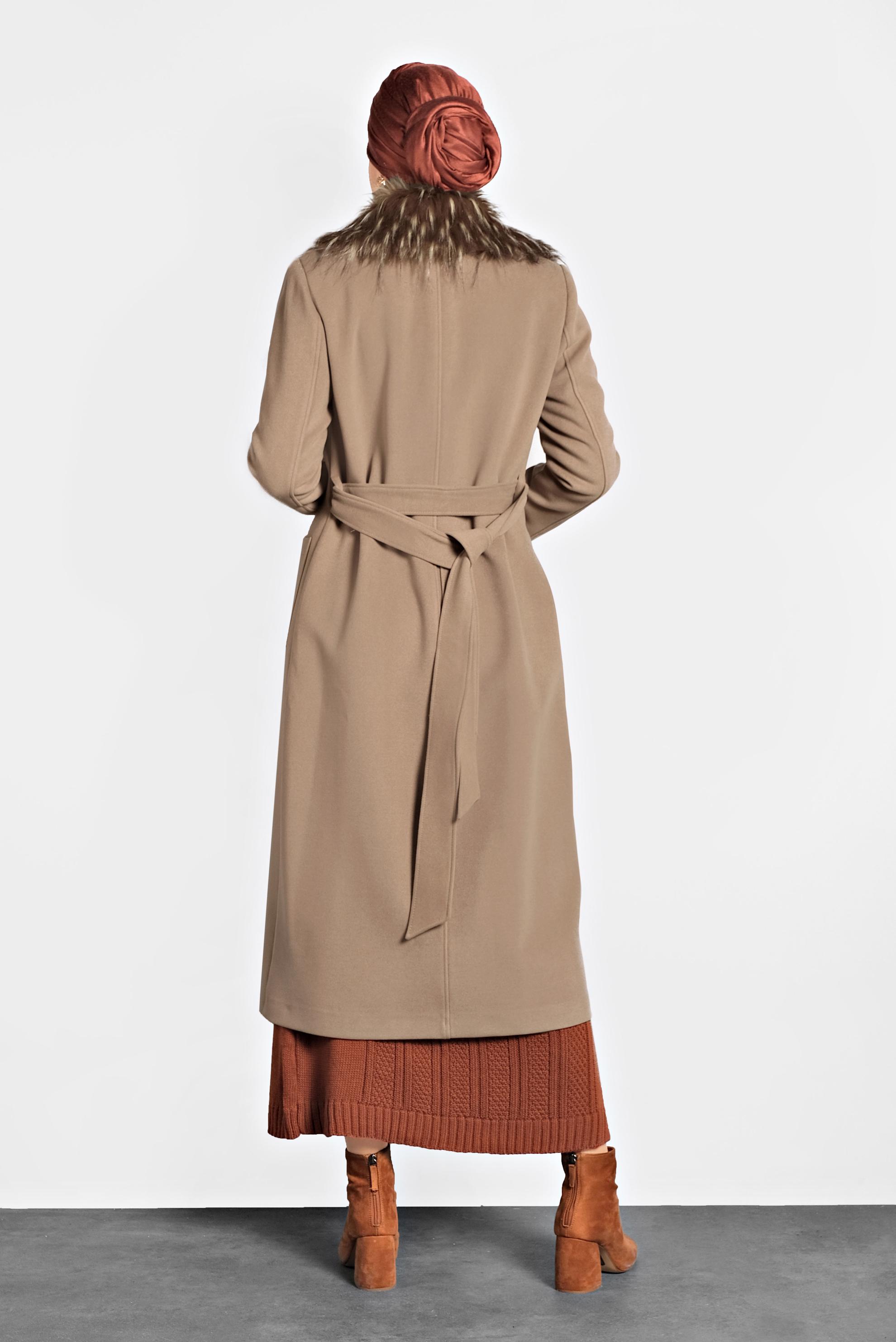 Tesettür giyim KAHVE KUŞAKLI YAKASI SUNİ KÜRK DETAYLI KAŞE KABAN 90031