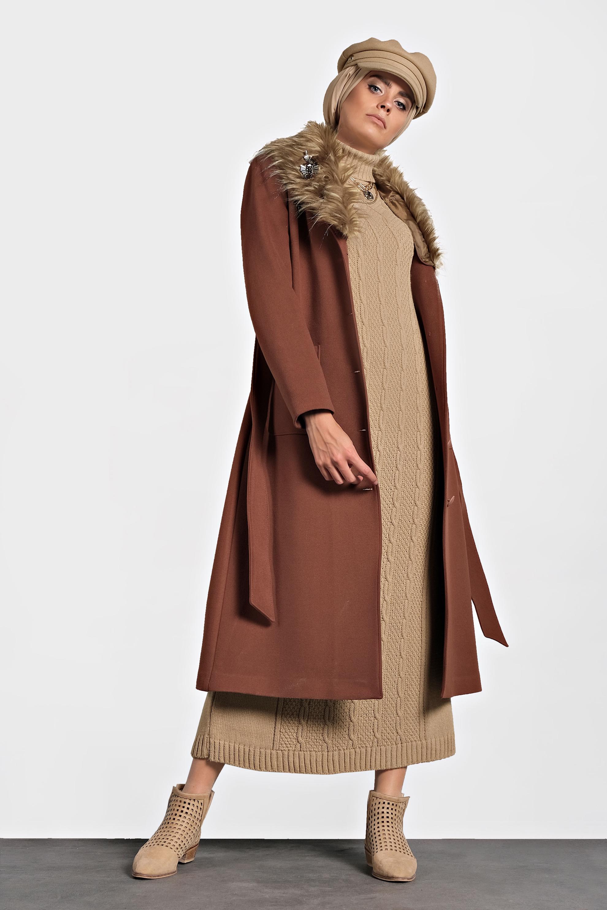 Tesettür giyim TURUNCU KUŞAKLI YAKASI SUNİ KÜRK DETAYLI KAŞE KABAN 90031