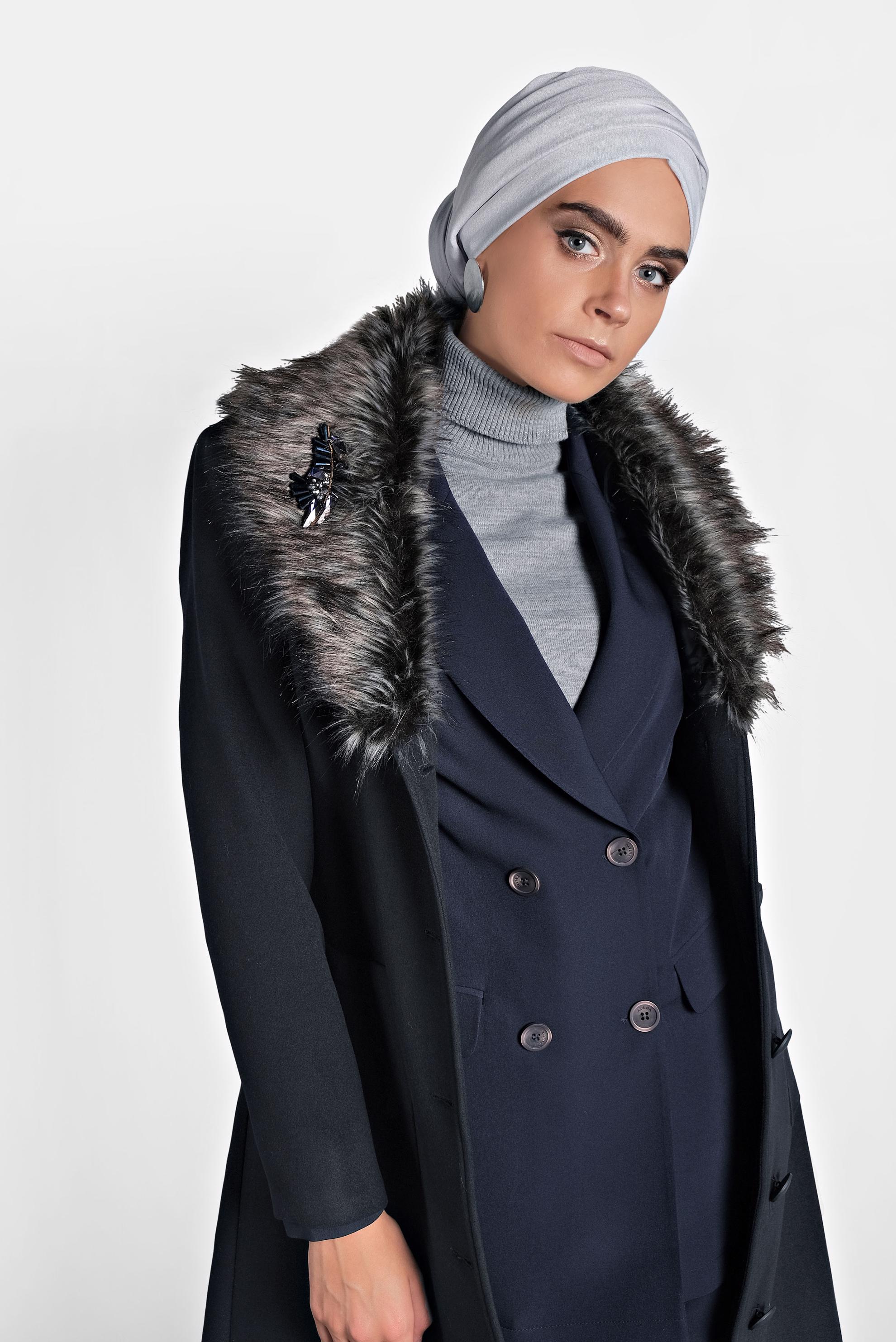 Tesettür giyim LACİVERT KUŞAKLI YAKASI SUNİ KÜRK DETAYLI KAŞE KABAN 90031