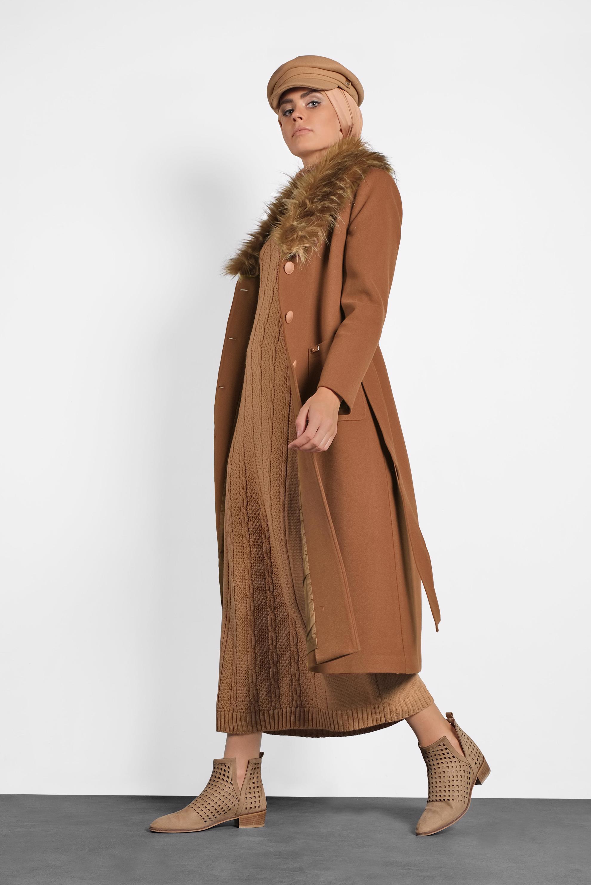 Tesettür giyim TABA KUŞAKLI YAKASI SUNİ KÜRK DETAYLI KAŞE KABAN 90031