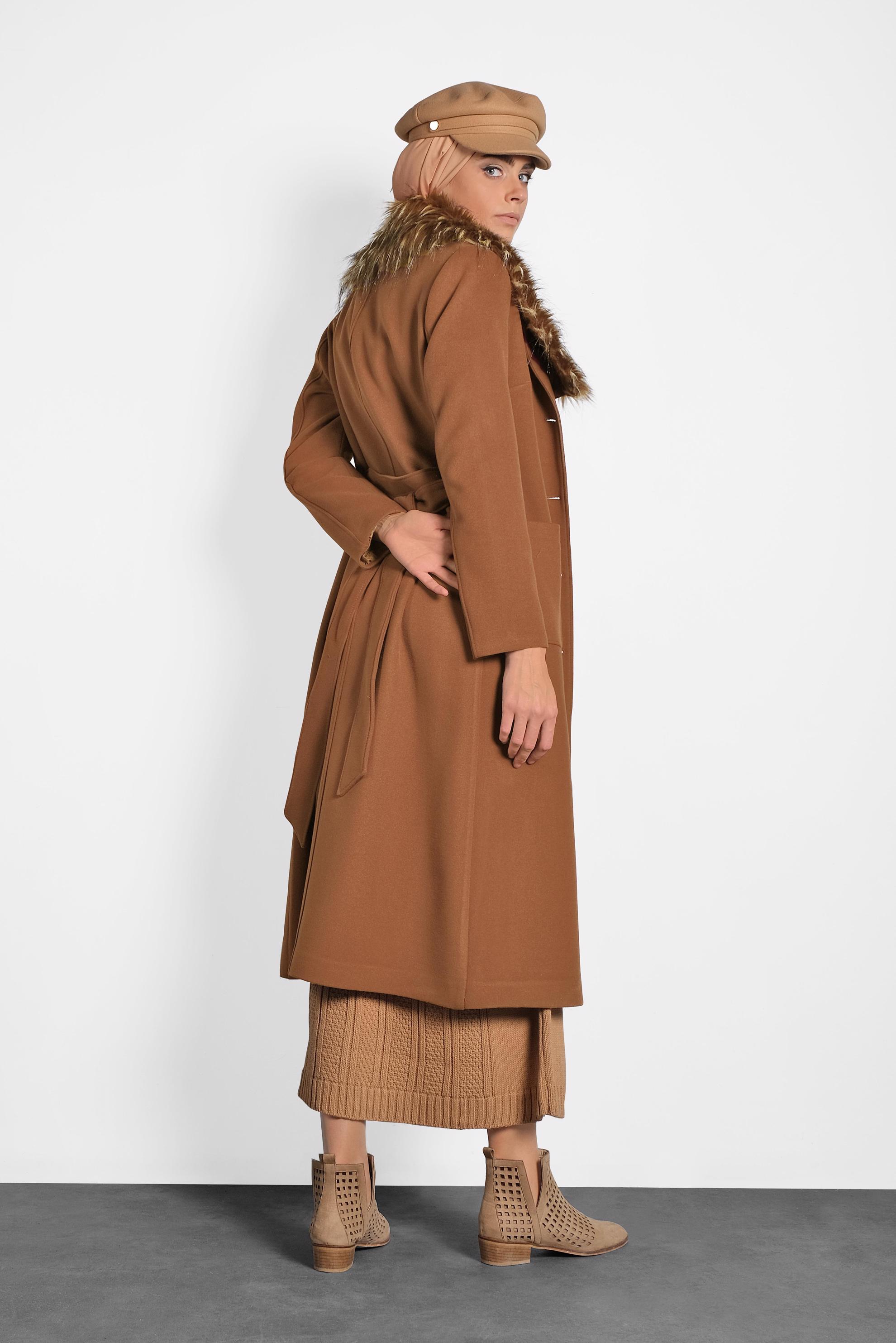 Tesettür giyim TABA KUŞAKLI YAKASI SUNİ KÜRK DETAYLI KAŞE KABAN 90031