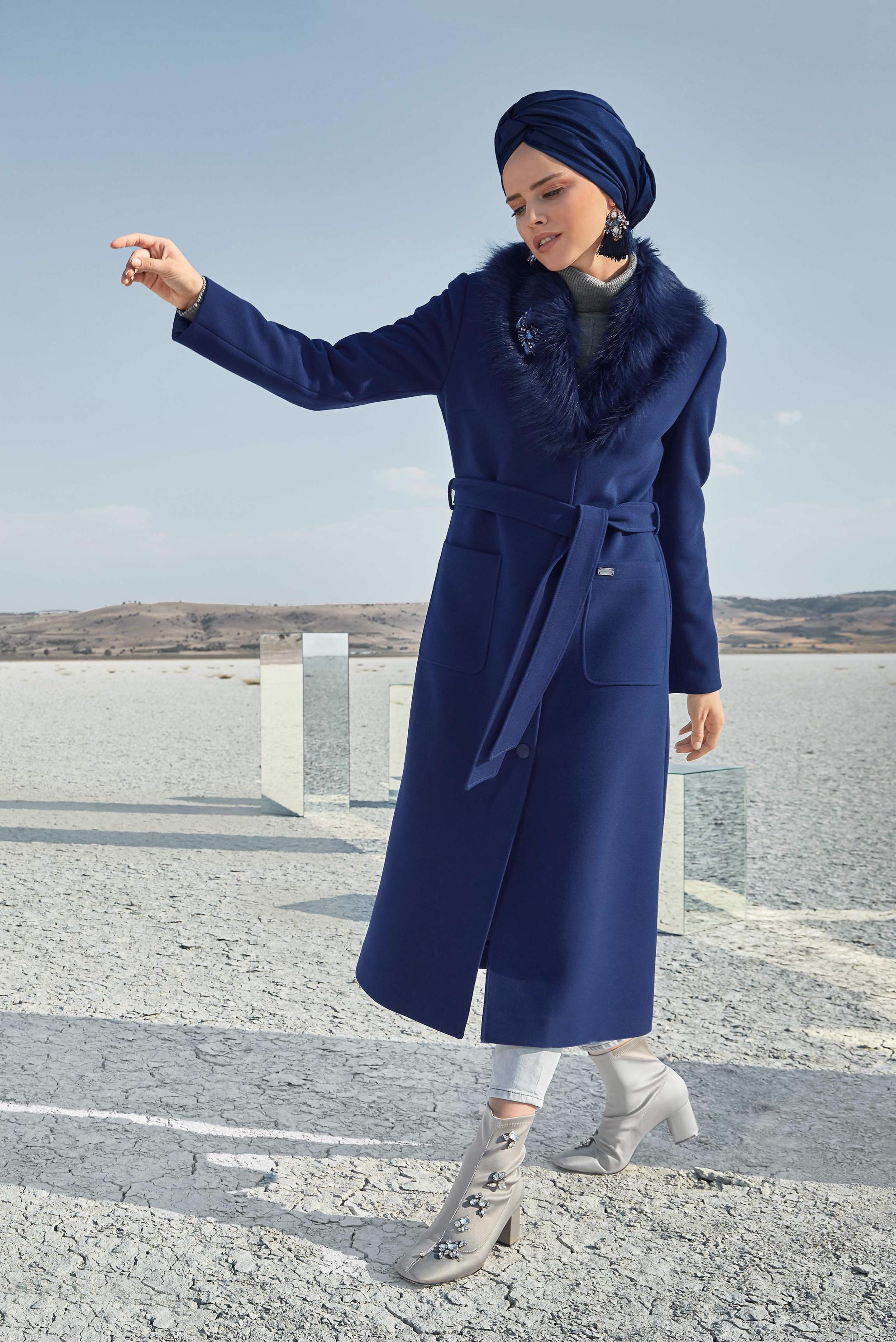 Tesettür giyim MAVİ KUŞAKLI YAKASI SUNİ KÜRK DETAYLI KAŞE KABAN 90031