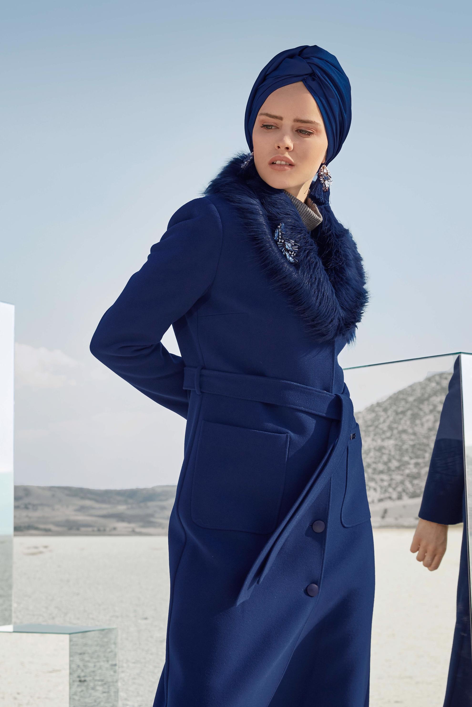 Tesettür giyim MAVİ KUŞAKLI YAKASI SUNİ KÜRK DETAYLI KAŞE KABAN 90031