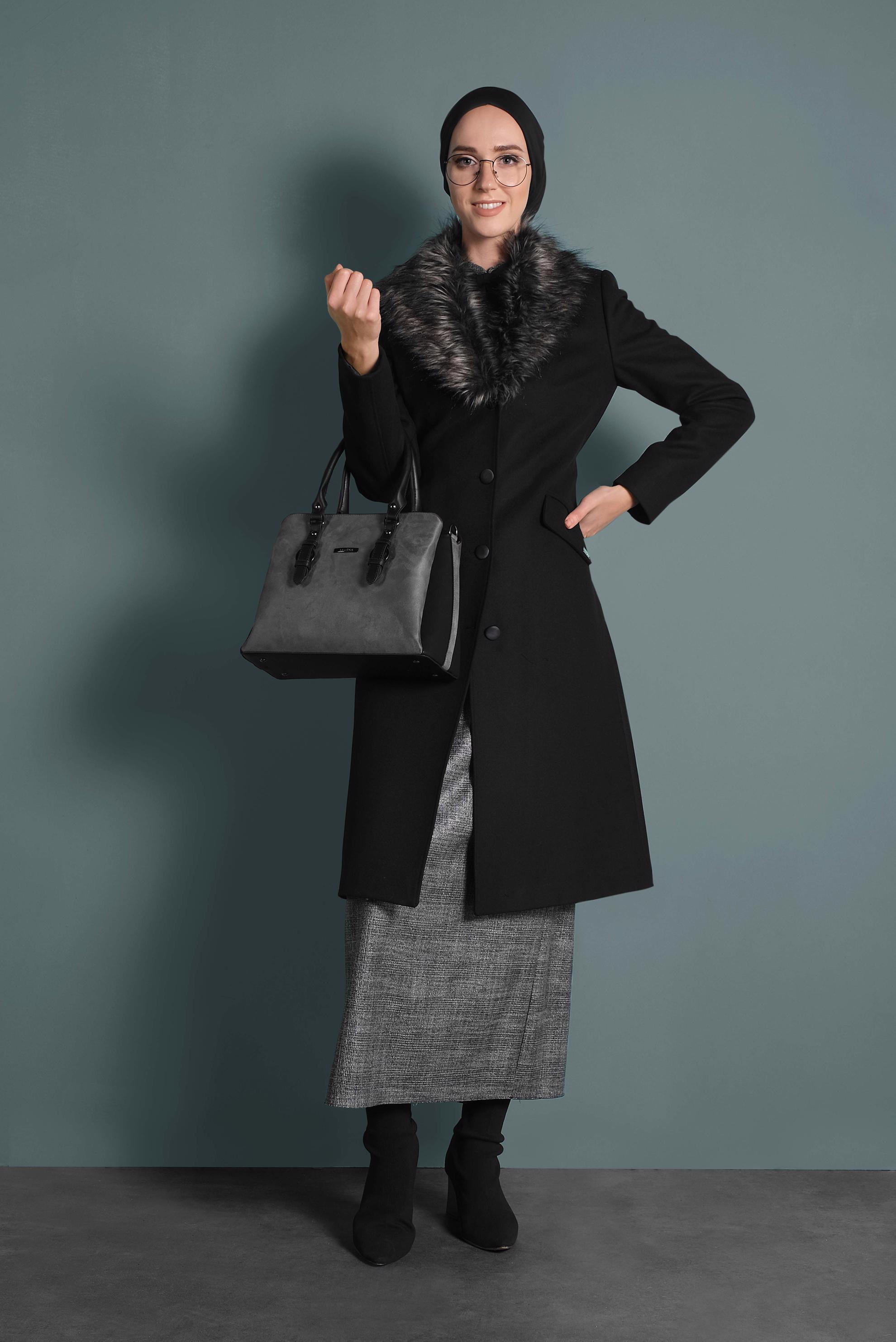 Tesettür giyim SİYAH YAKASI KÜRKLÜ DÜĞMELİ KABAN 90032 