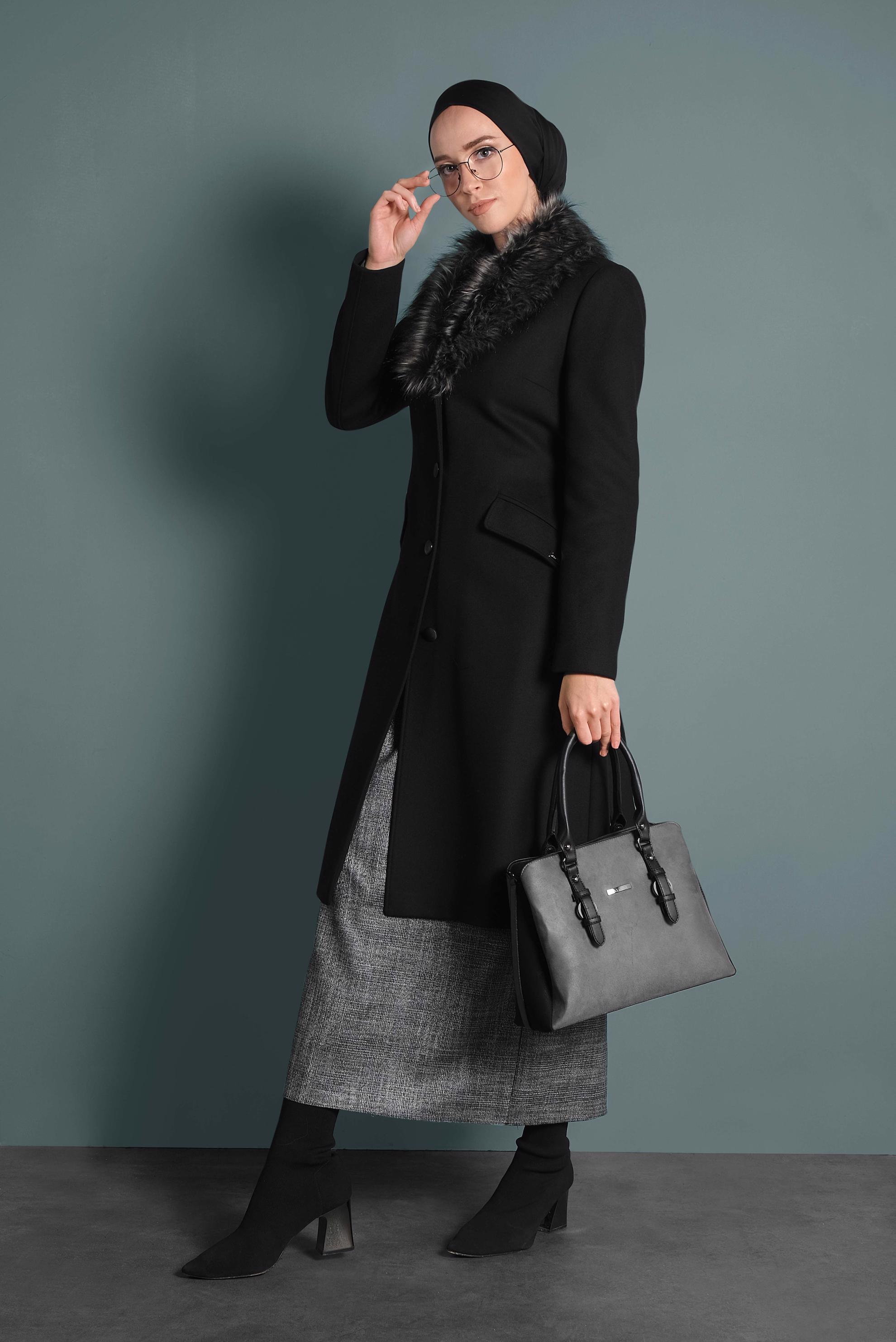 Tesettür giyim SİYAH YAKASI KÜRKLÜ DÜĞMELİ KABAN 90032 