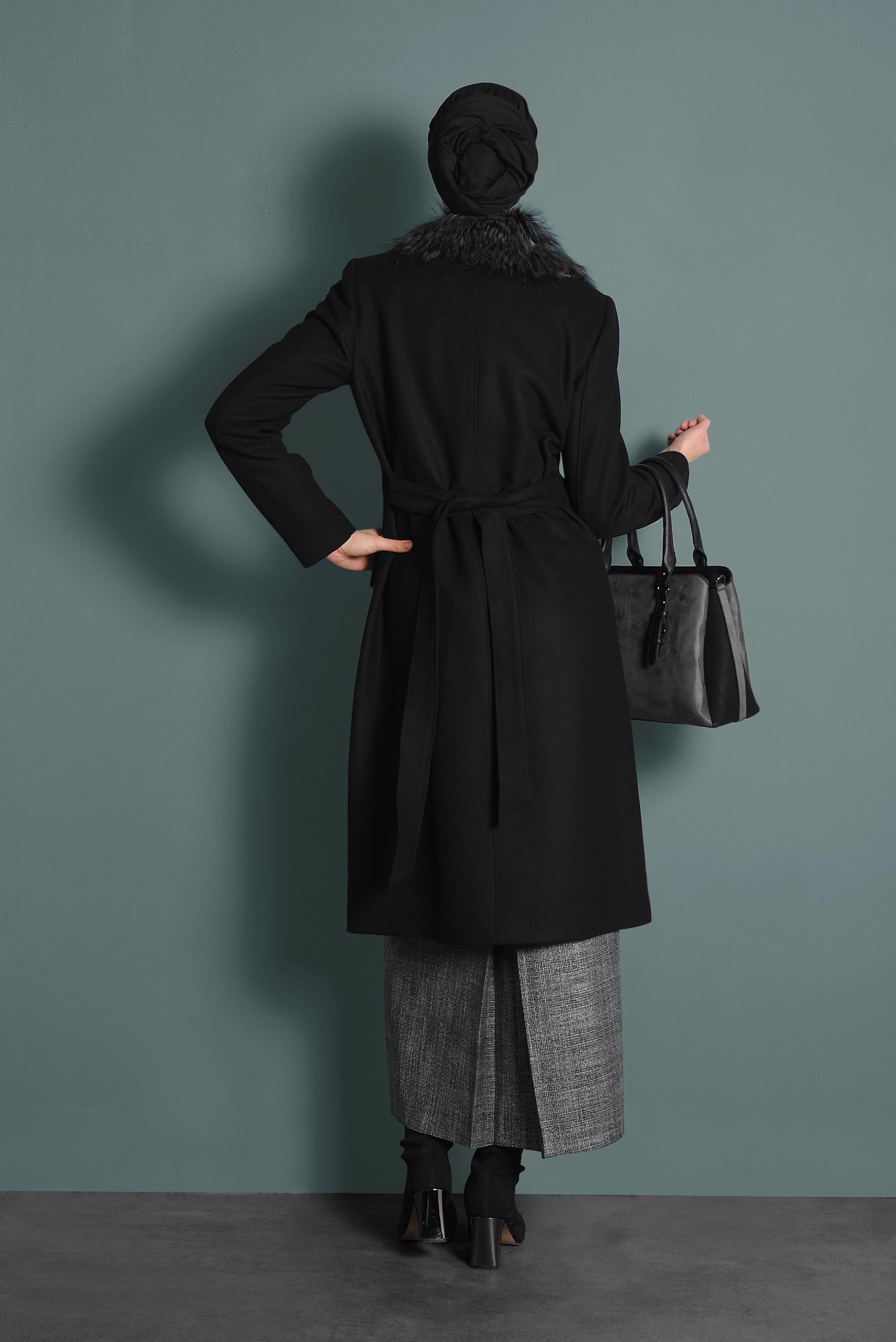 Tesettür giyim SİYAH YAKASI KÜRKLÜ DÜĞMELİ KABAN 90032 