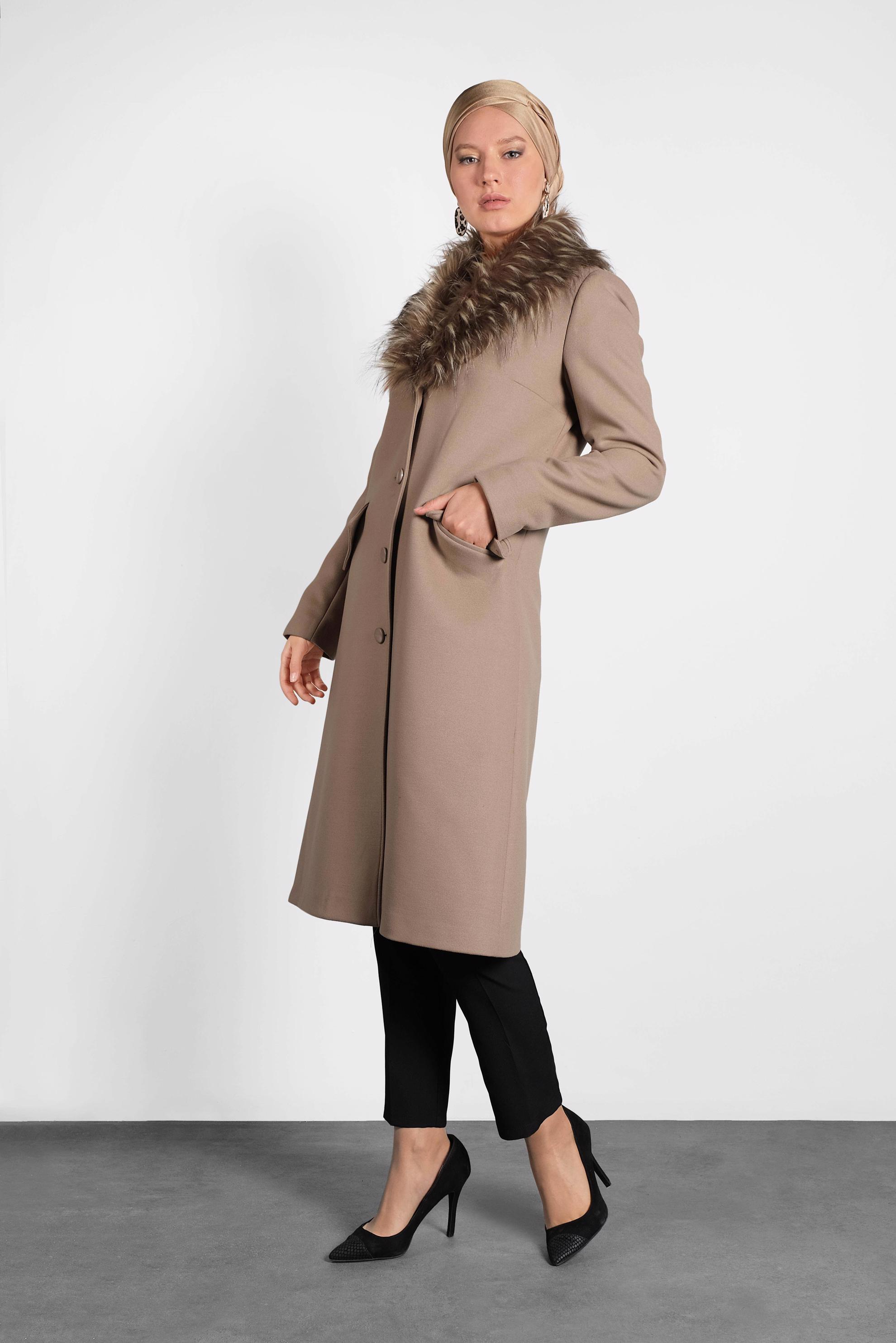 Tesettür giyim KAHVE YAKASI KÜRKLÜ DÜĞMELİ KABAN 90032 