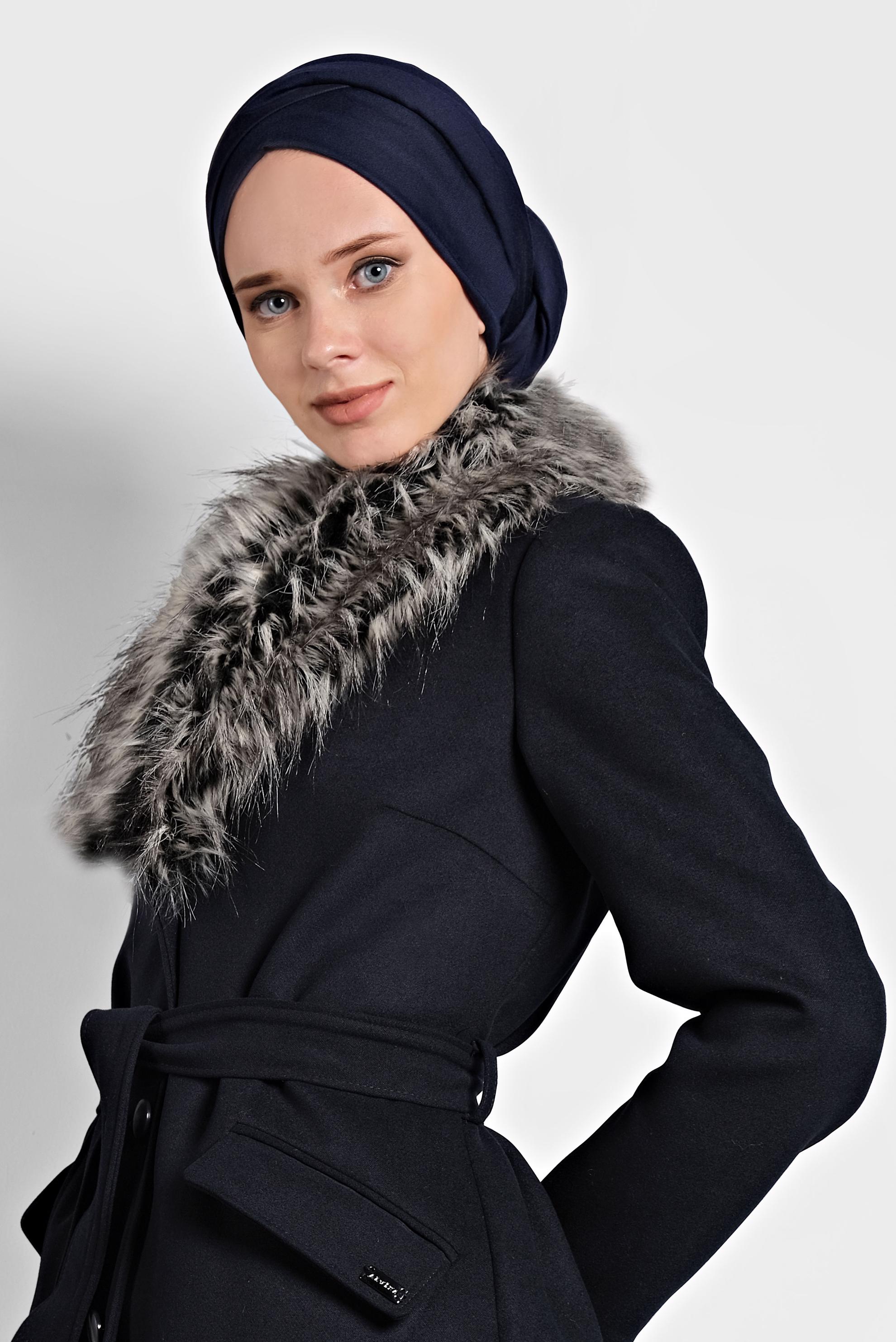 Tesettür giyim LACİVERT YAKASI KÜRKLÜ DÜĞMELİ KABAN 90032 