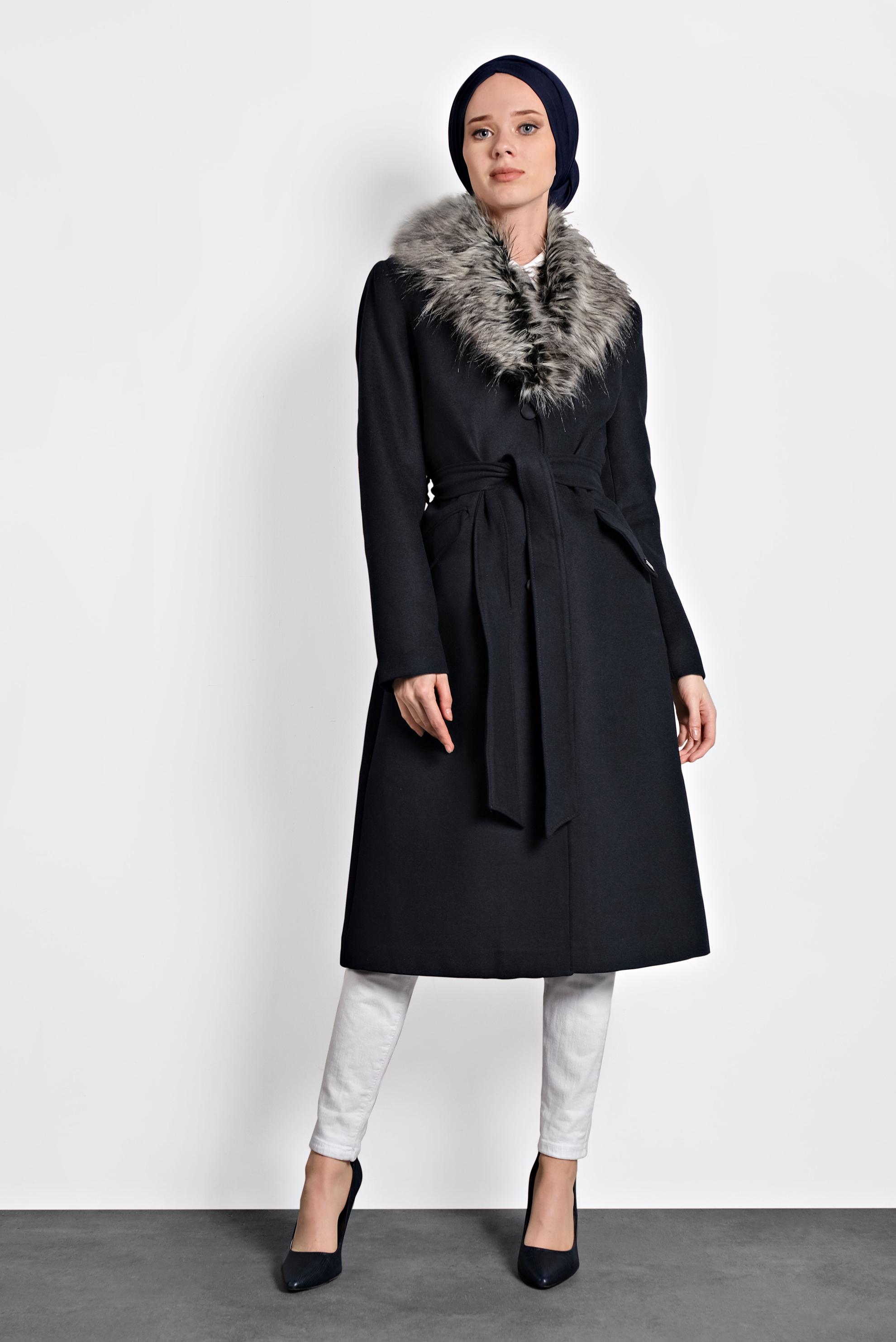 Tesettür giyim LACİVERT YAKASI KÜRKLÜ DÜĞMELİ KABAN 90032 