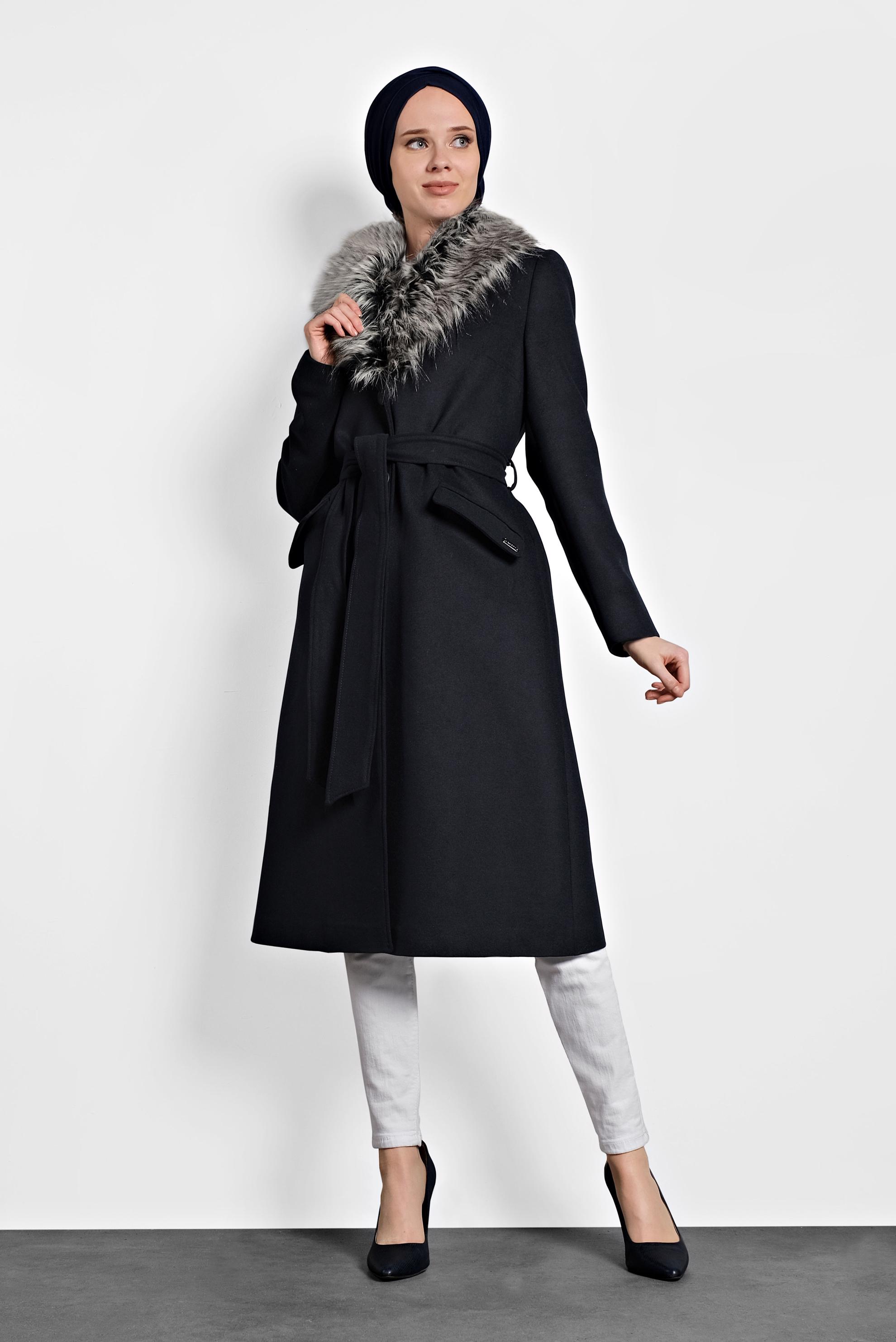 Tesettür giyim LACİVERT YAKASI KÜRKLÜ DÜĞMELİ KABAN 90032 