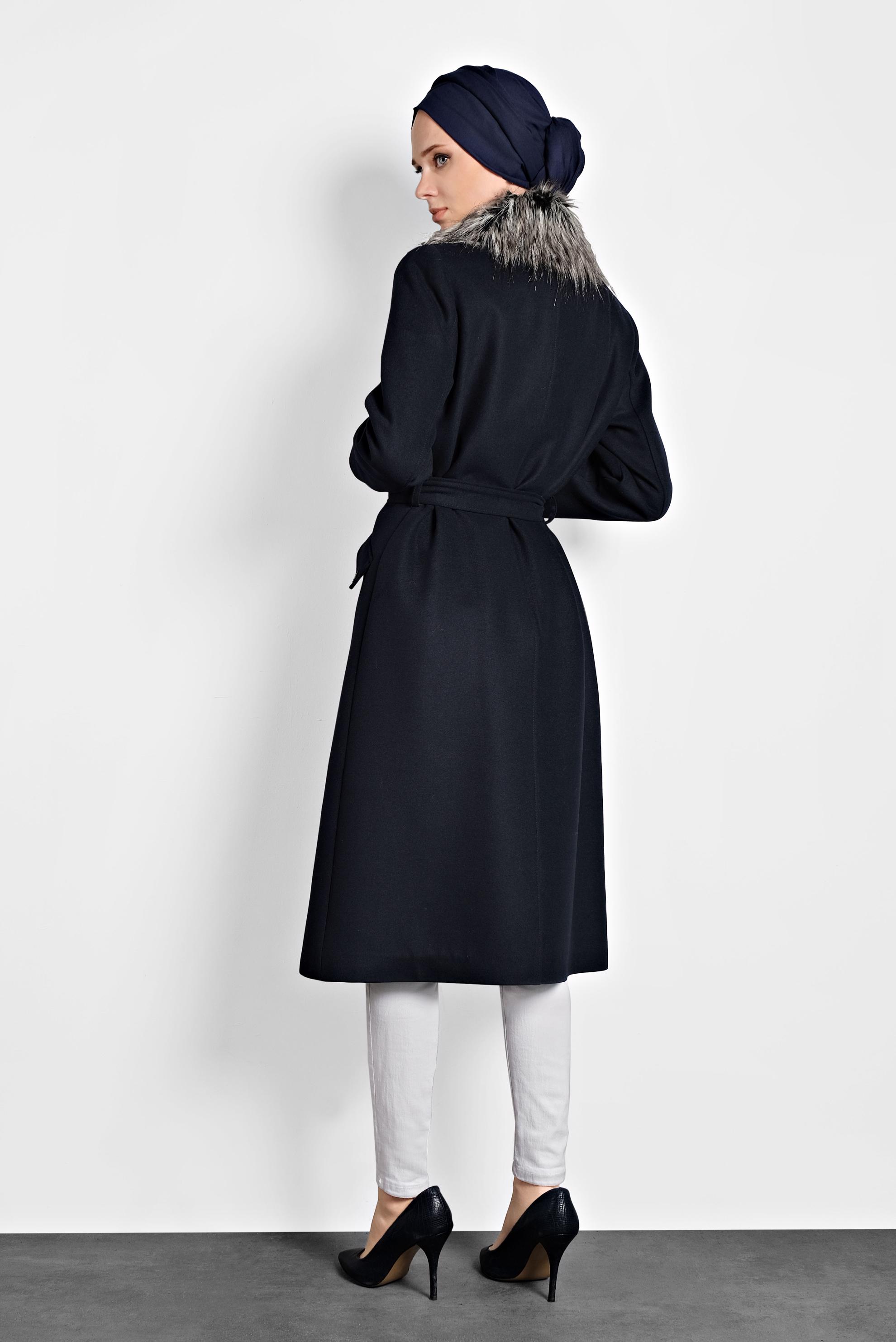 Tesettür giyim LACİVERT YAKASI KÜRKLÜ DÜĞMELİ KABAN 90032 