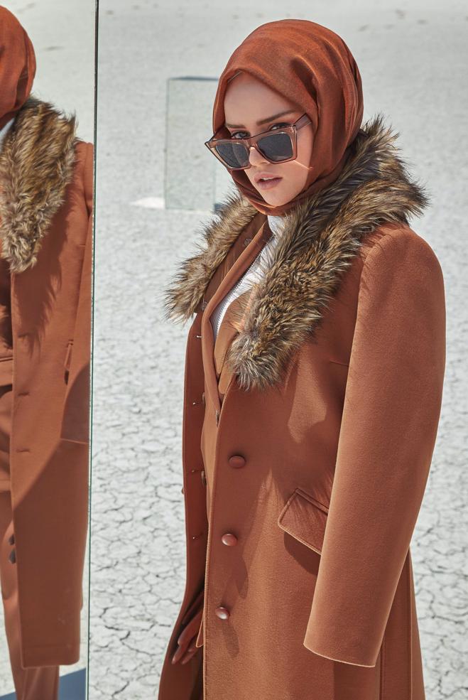 Tesettür giyim  YAKASI KÜRKLÜ DÜĞMELİ KABAN 90032  - ALVİNA