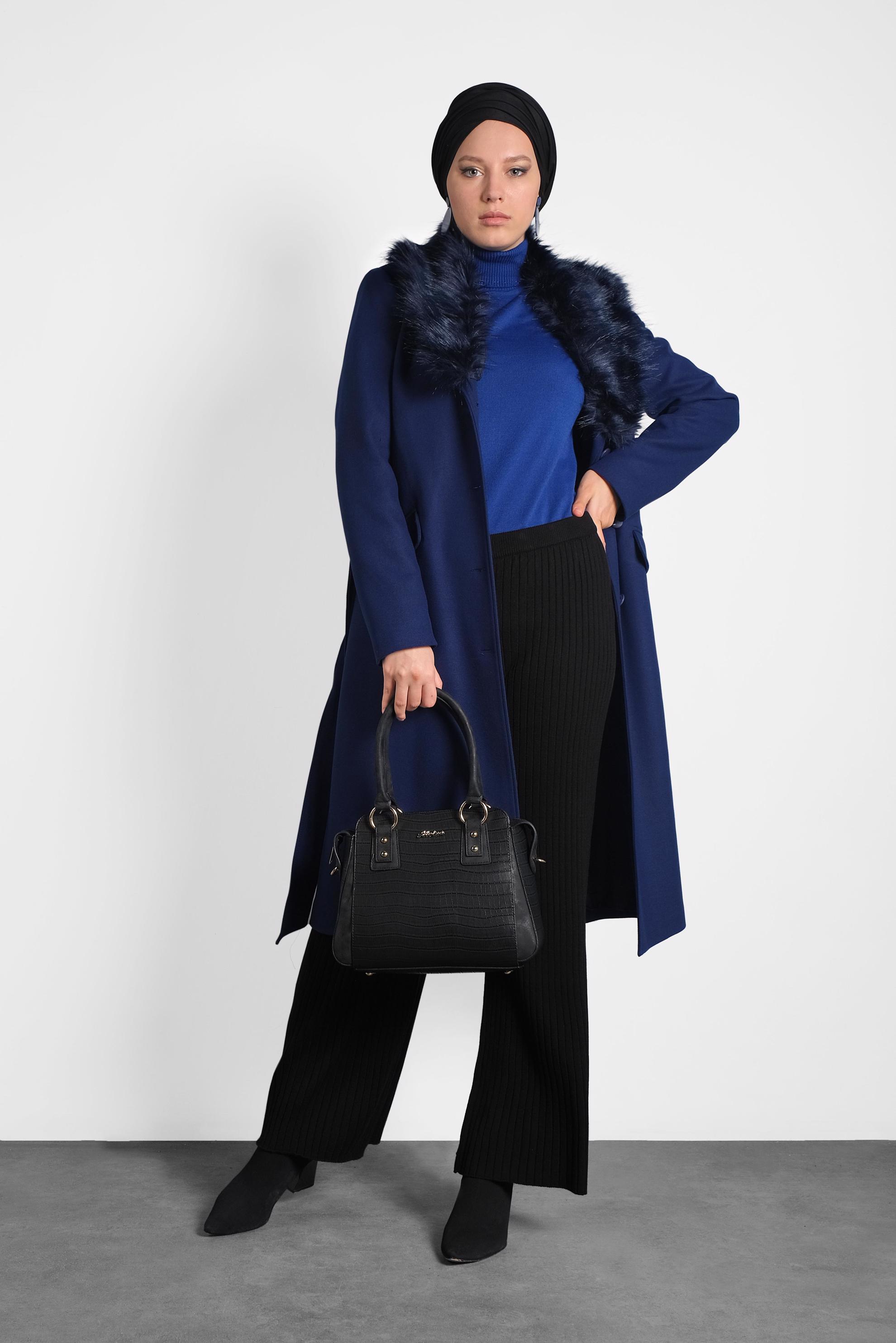 Tesettür giyim LACİVERT YAKASI KÜRKLÜ DÜĞMELİ KABAN 90032 