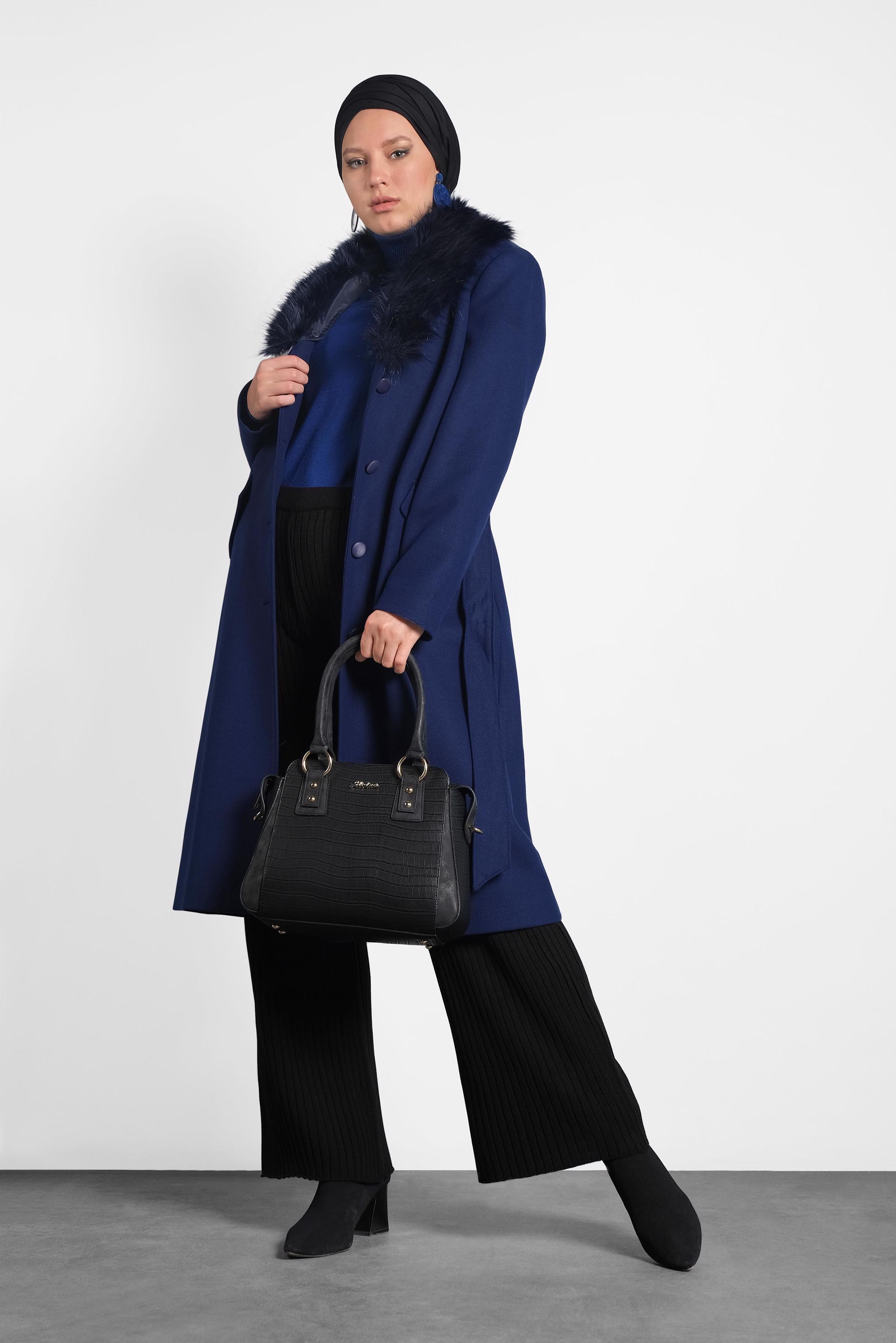 Tesettür giyim LACİVERT YAKASI KÜRKLÜ DÜĞMELİ KABAN 90032 