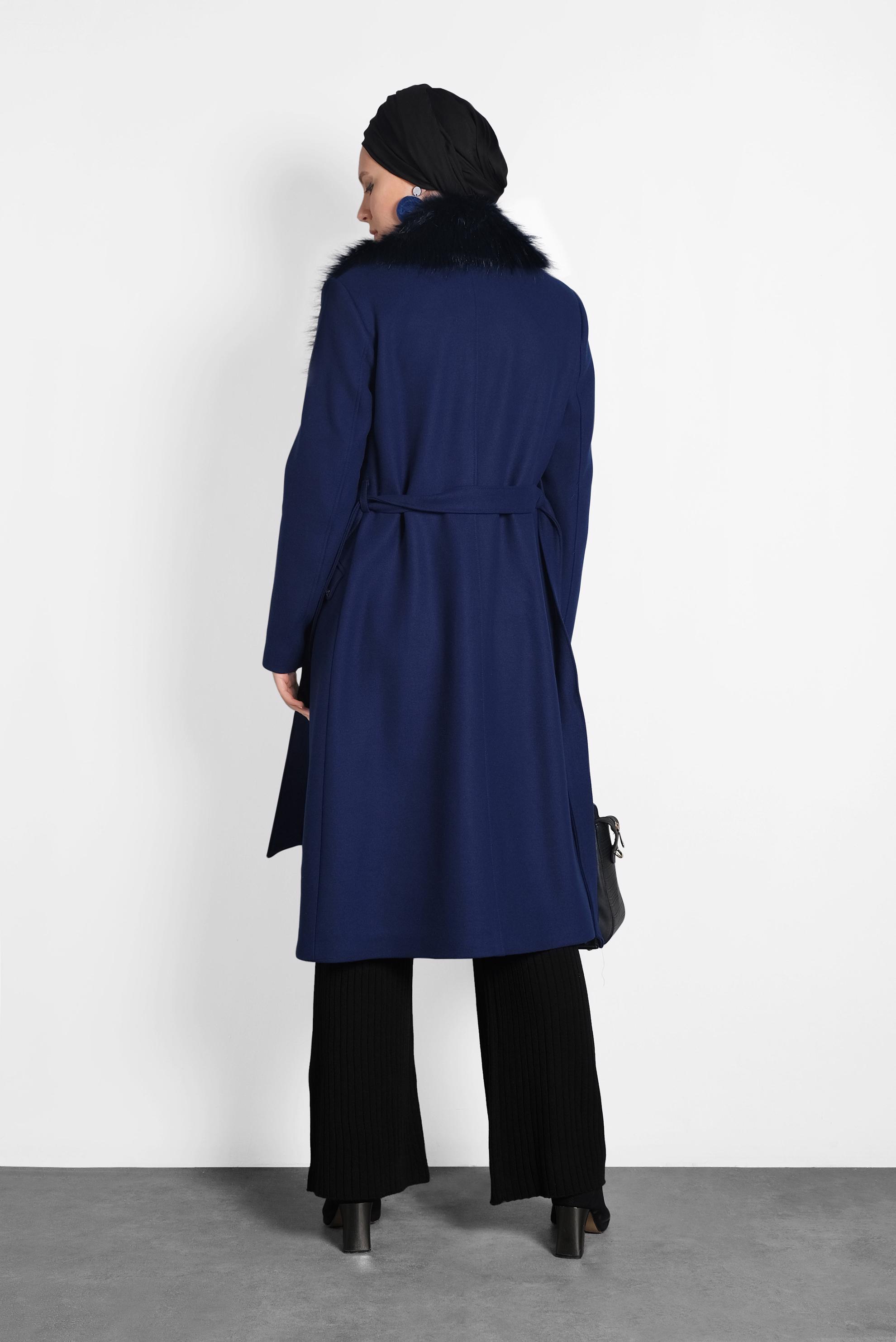 Tesettür giyim LACİVERT YAKASI KÜRKLÜ DÜĞMELİ KABAN 90032 