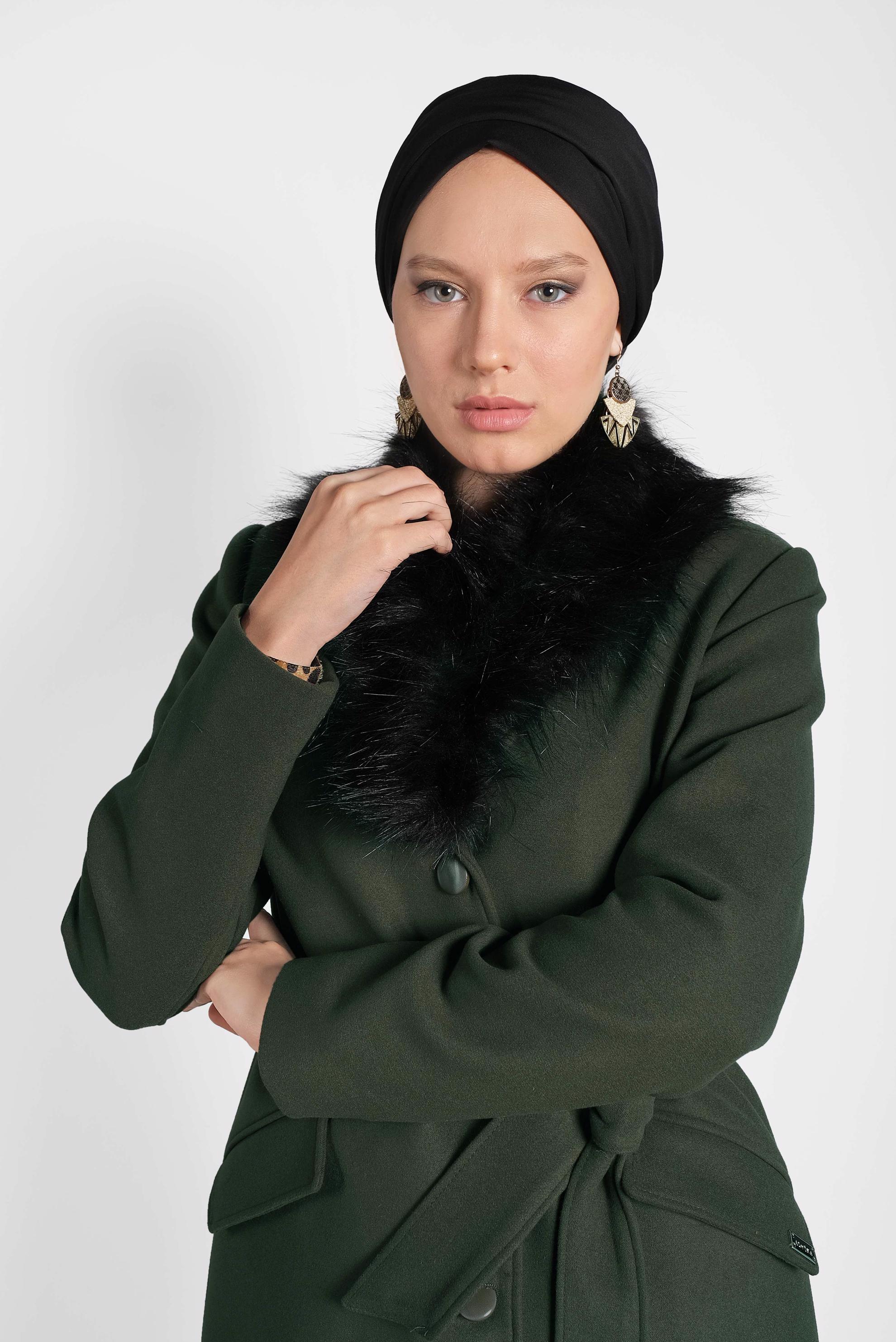 Tesettür giyim HAKİ YAKASI KÜRKLÜ DÜĞMELİ KABAN 90032 