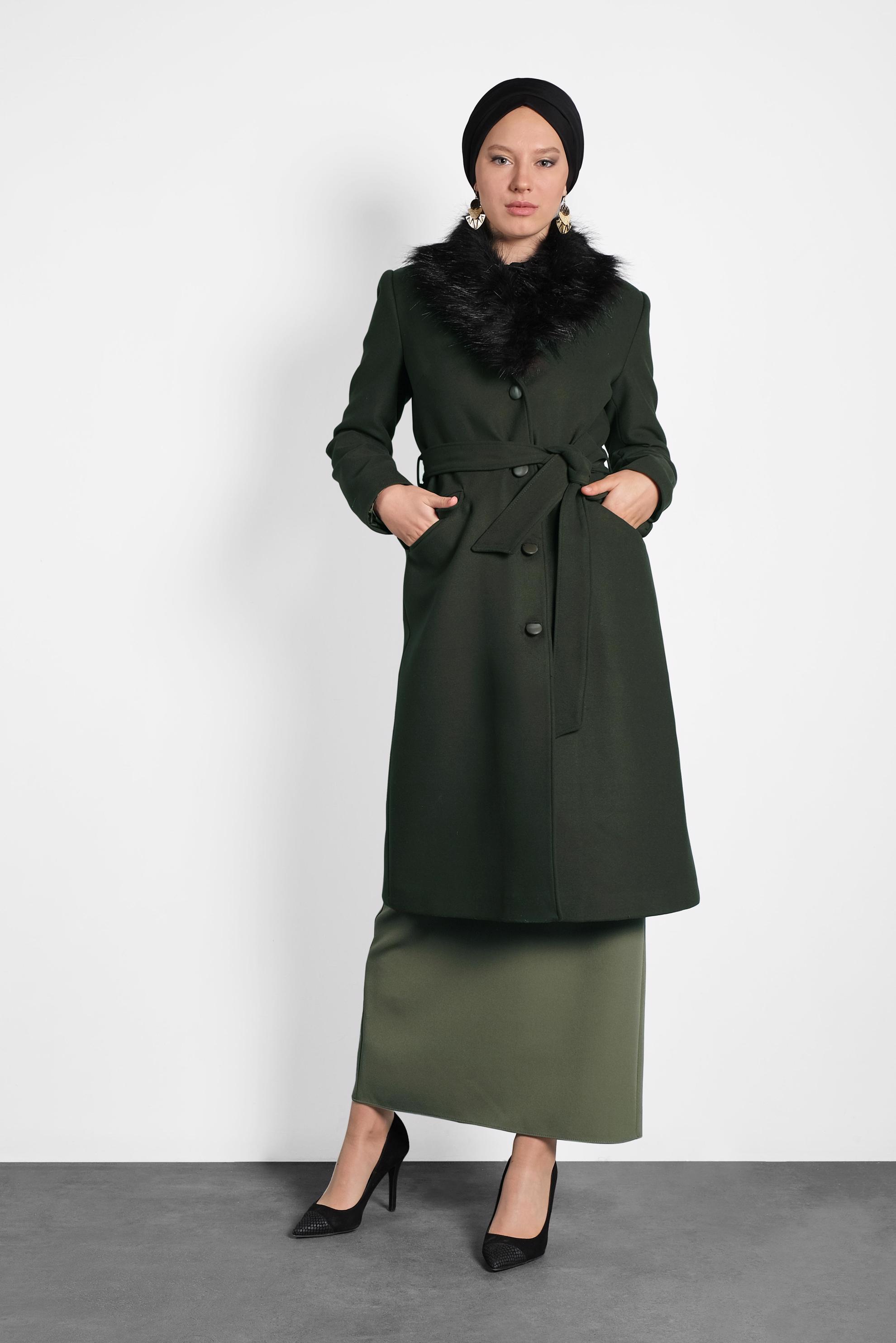 Tesettür giyim HAKİ YAKASI KÜRKLÜ DÜĞMELİ KABAN 90032 